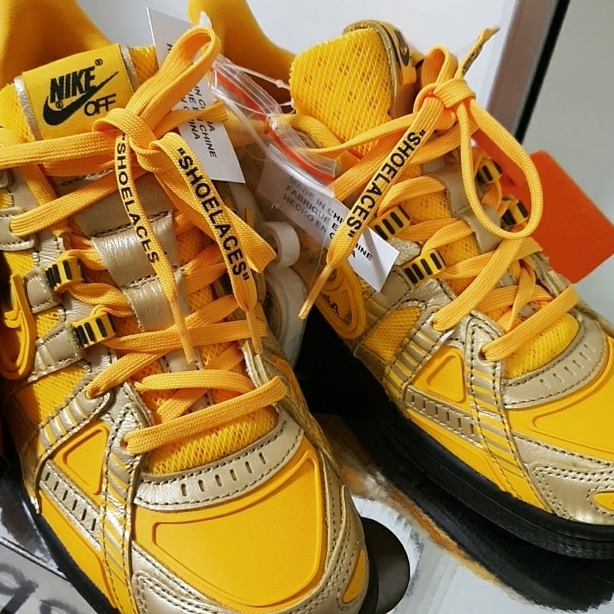 Nike x Off-White Air Rubber Dunk University Gold 착용 스타일