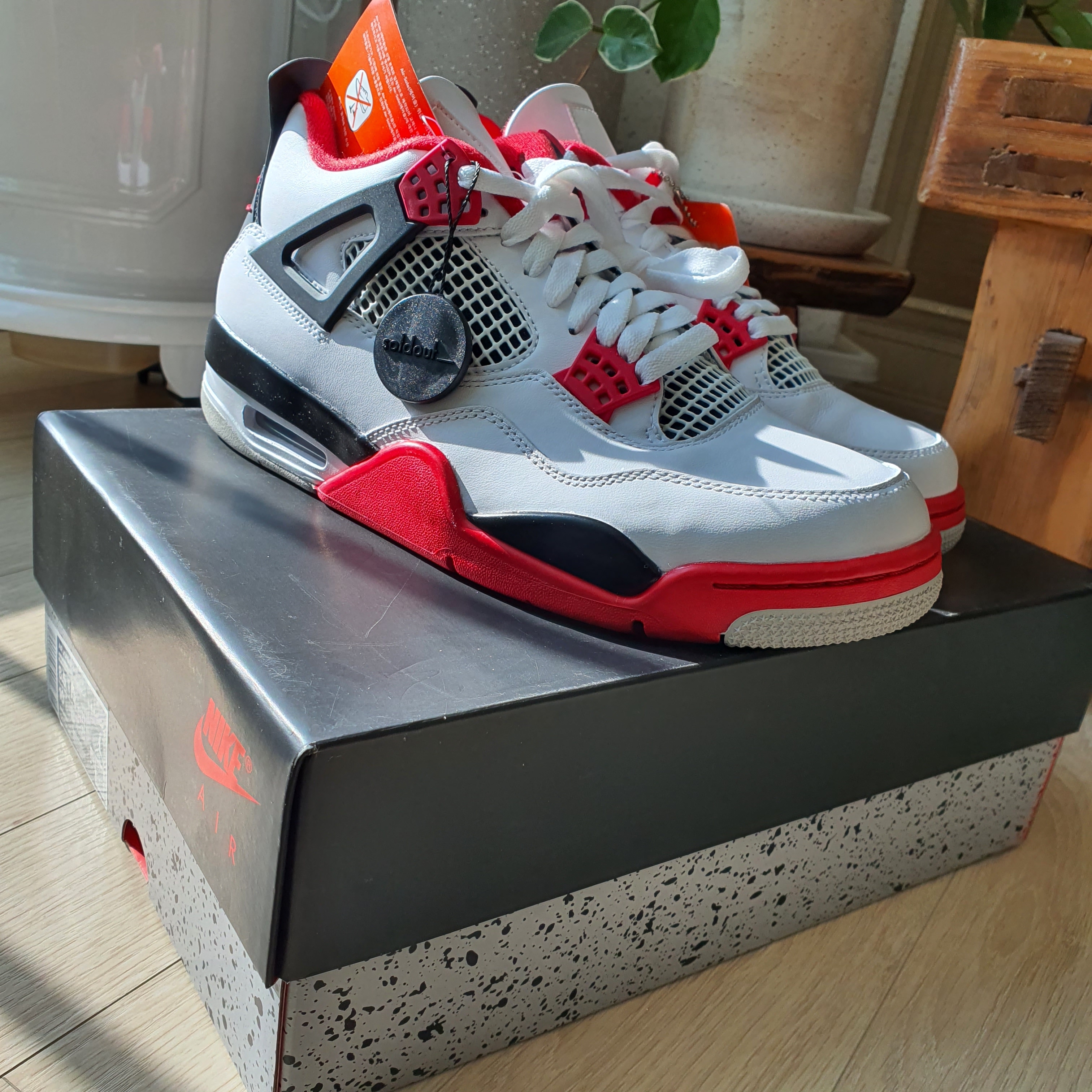 Jordan 4 Retro OG Fire Red 2020 착용 스타일 - 5