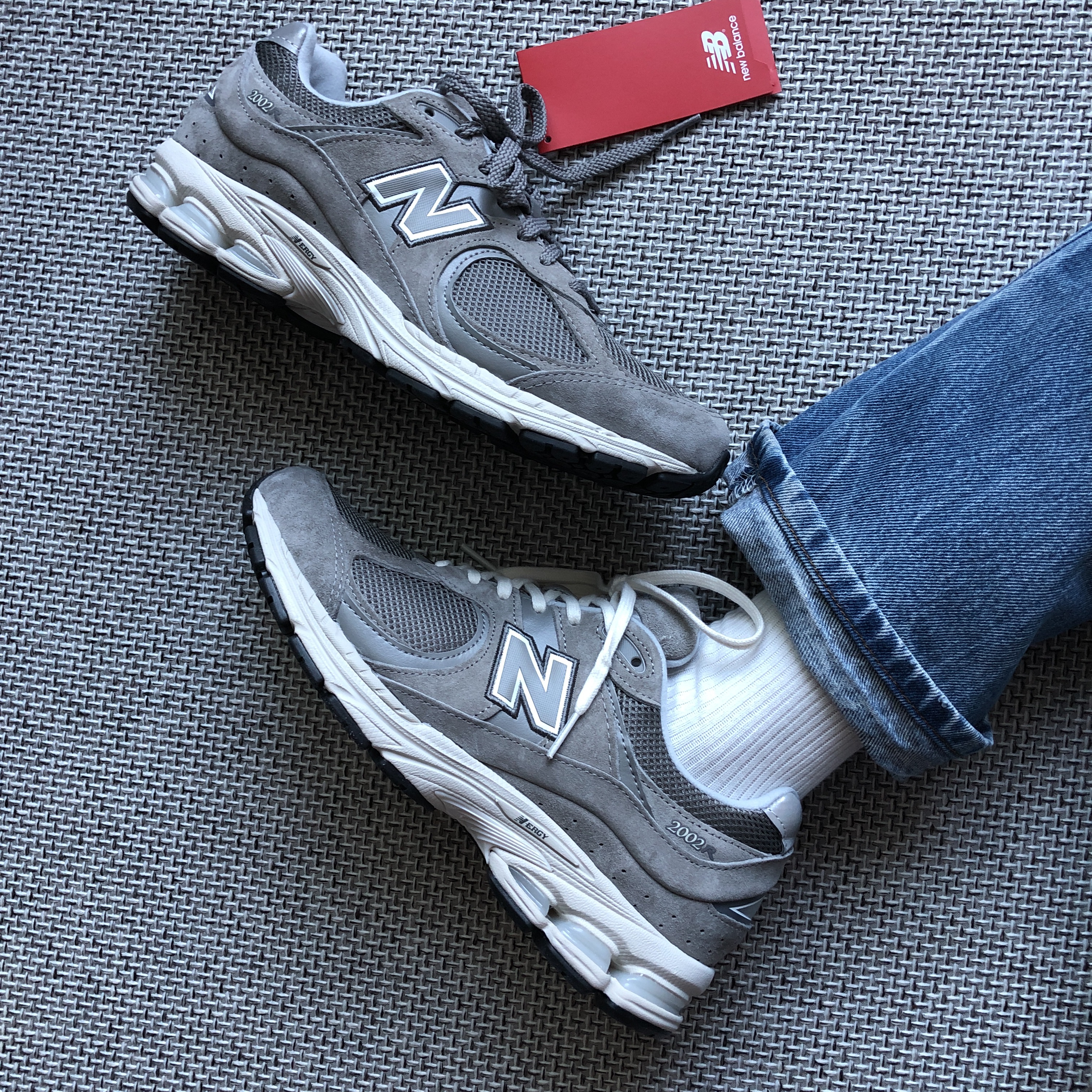 New Balance 2002R Grey 착용 스타일 - 1