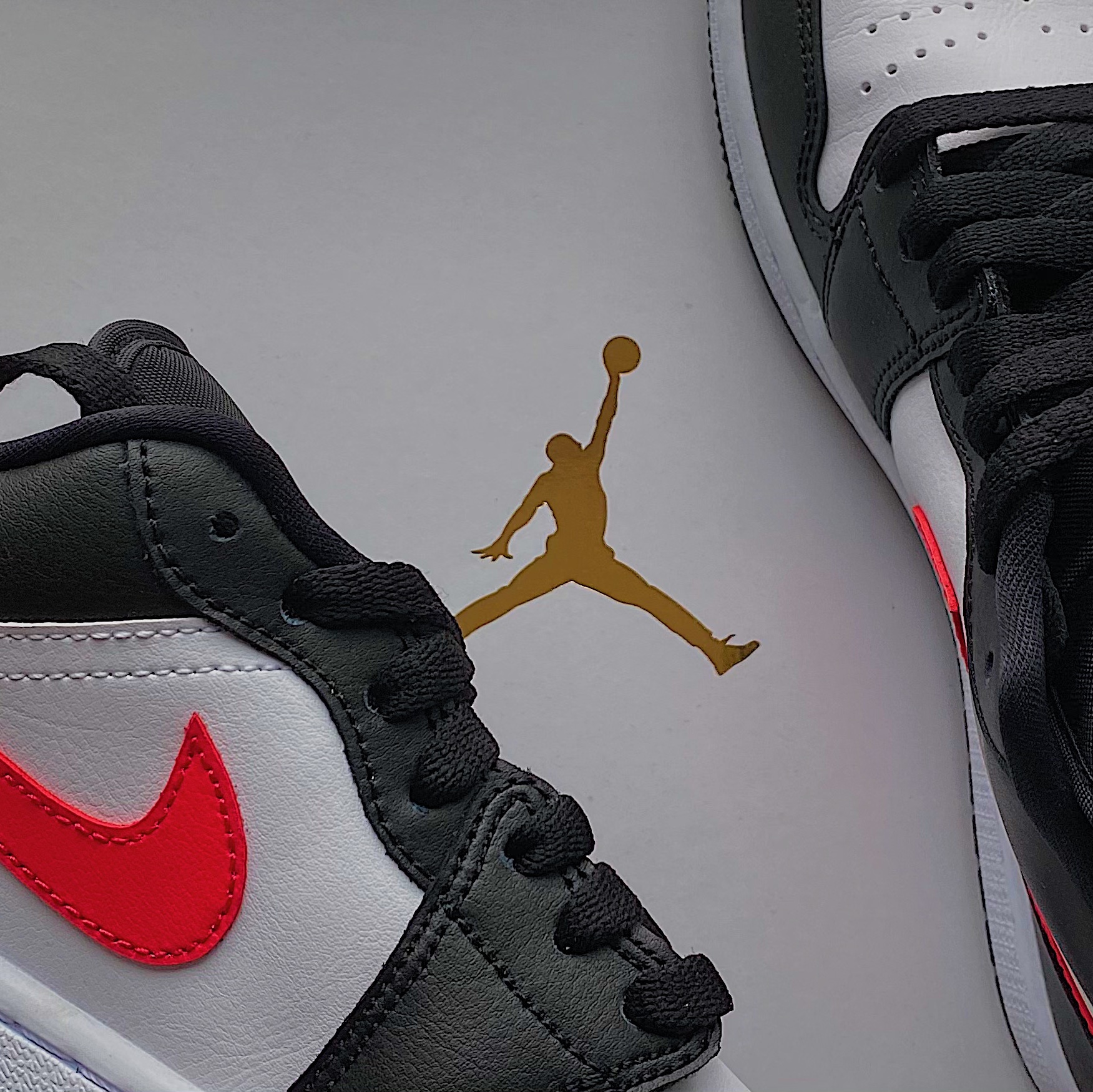 (W) Jordan 1 Low Black Siren Red 착용 스타일 - 3