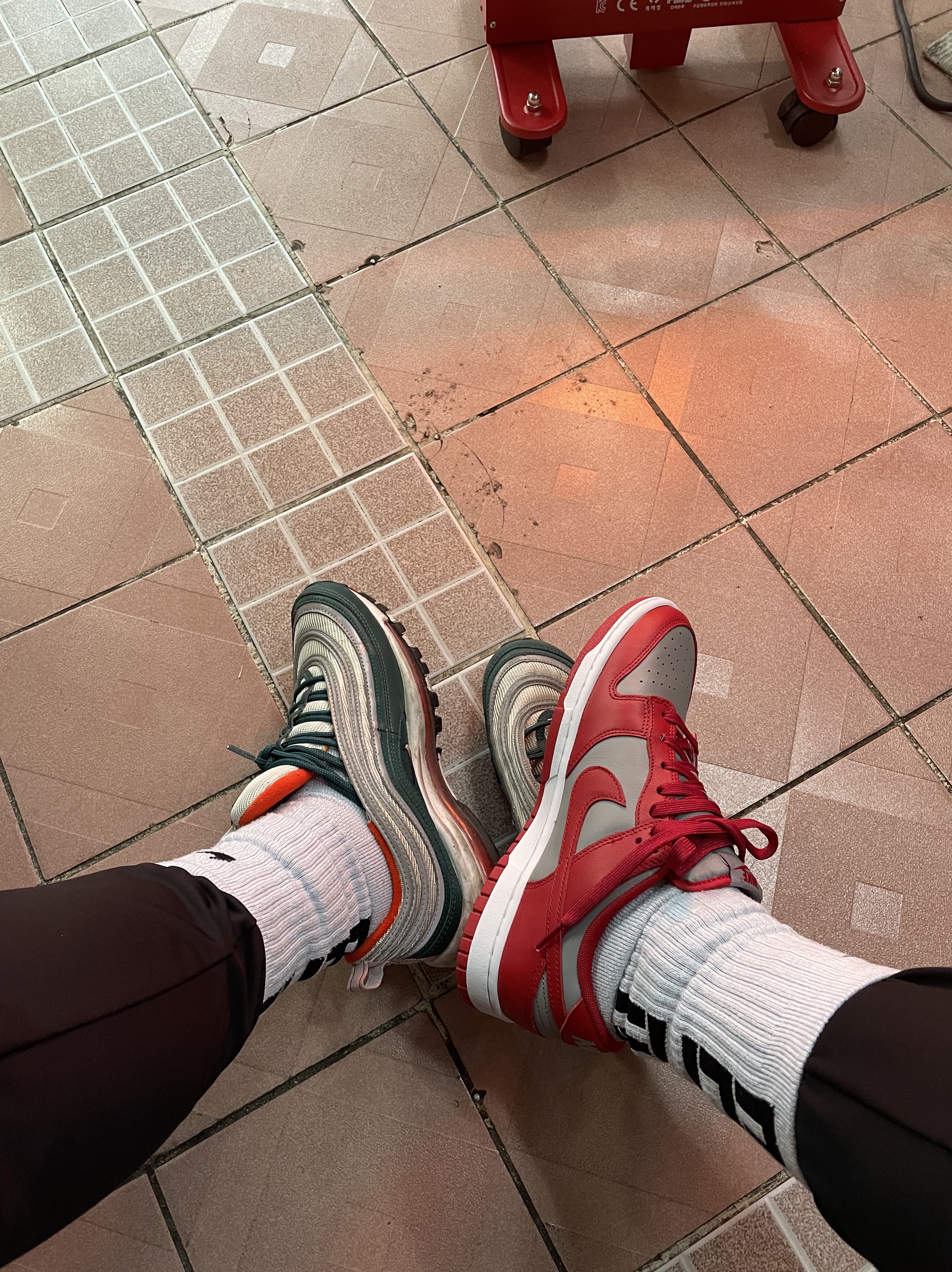 (GS) Nike Air Max 97 Miami Hurricanes, Nike Dunk Low Retro Medium Grey 착용 스타일