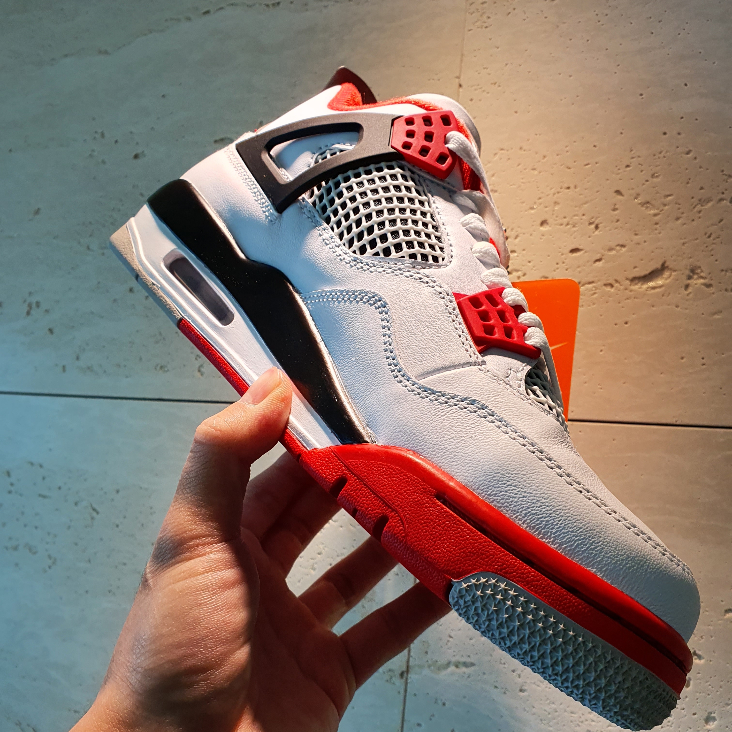Jordan 4 Retro OG Fire Red 2020 착용 스타일 - 3
