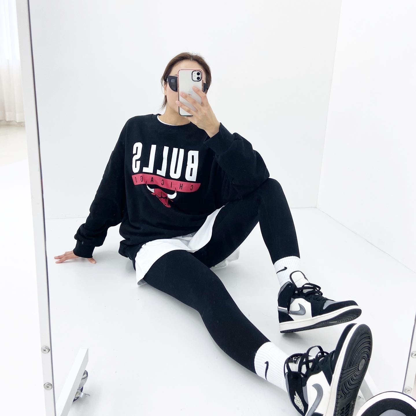 Jordan 1 Mid Satin Grey Toe 착용 스타일 - 2