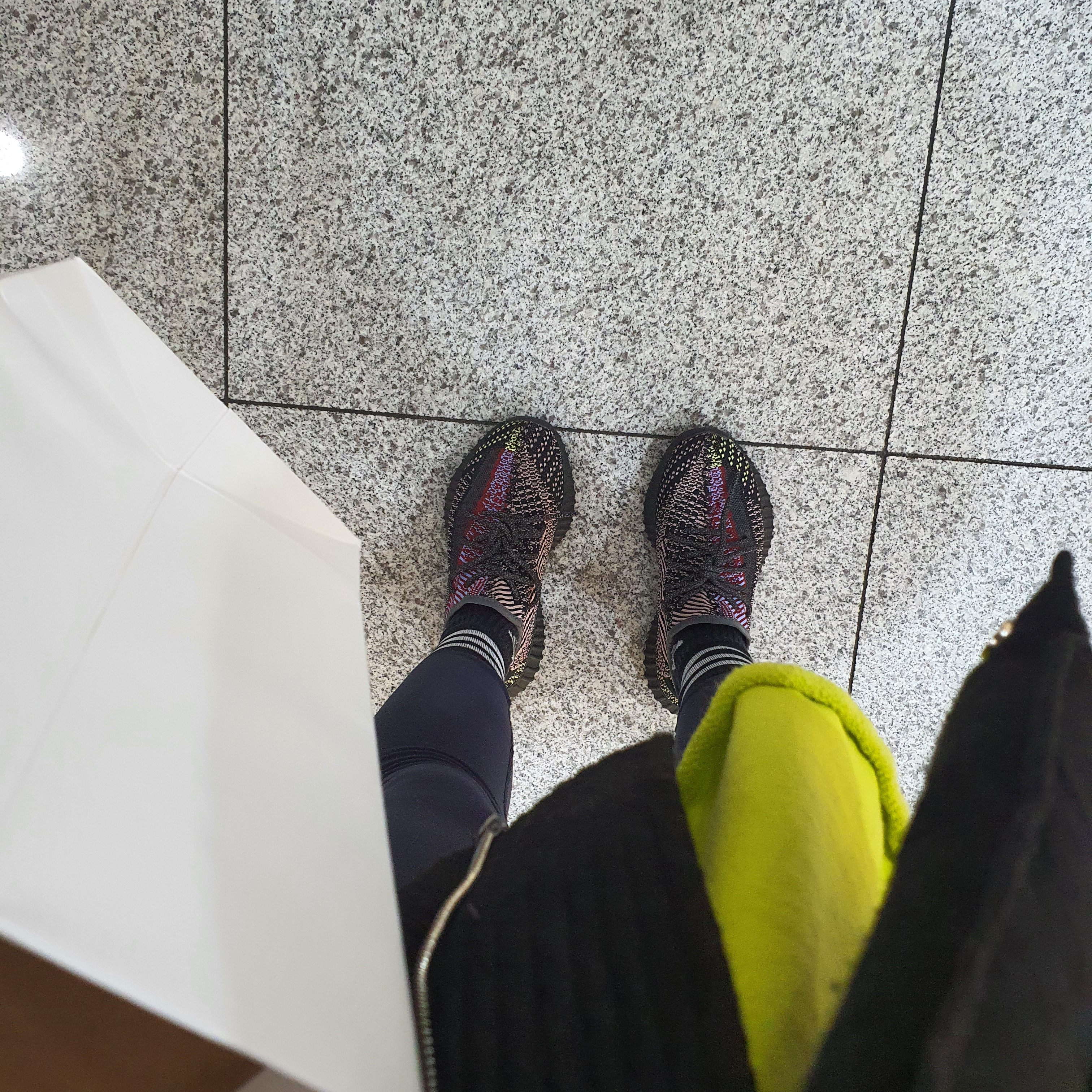 Adidas Yeezy Boost 350 V2 Yecheil - Non-Reflective 착용 스타일