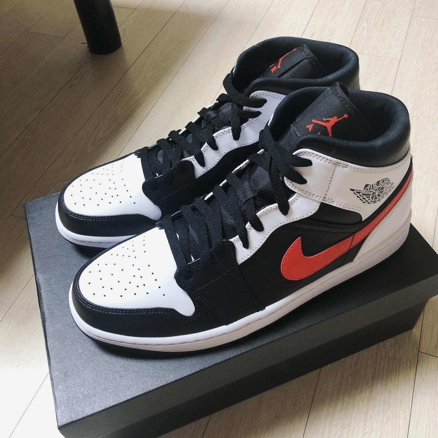 Jordan 1 Mid Black Chile Red 착용 스타일 - 1