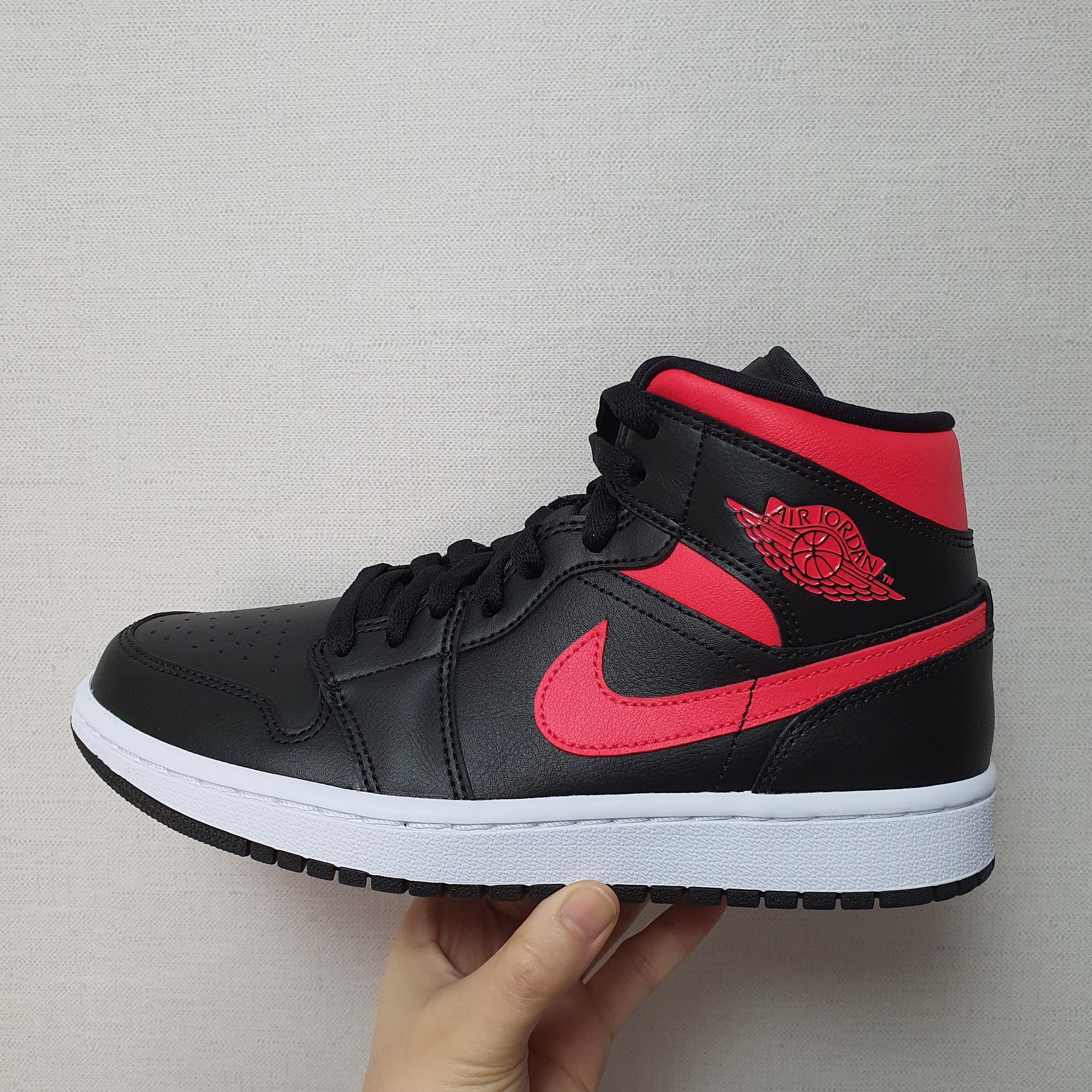 (W) Jordan 1 Mid Siren Red 착용 스타일