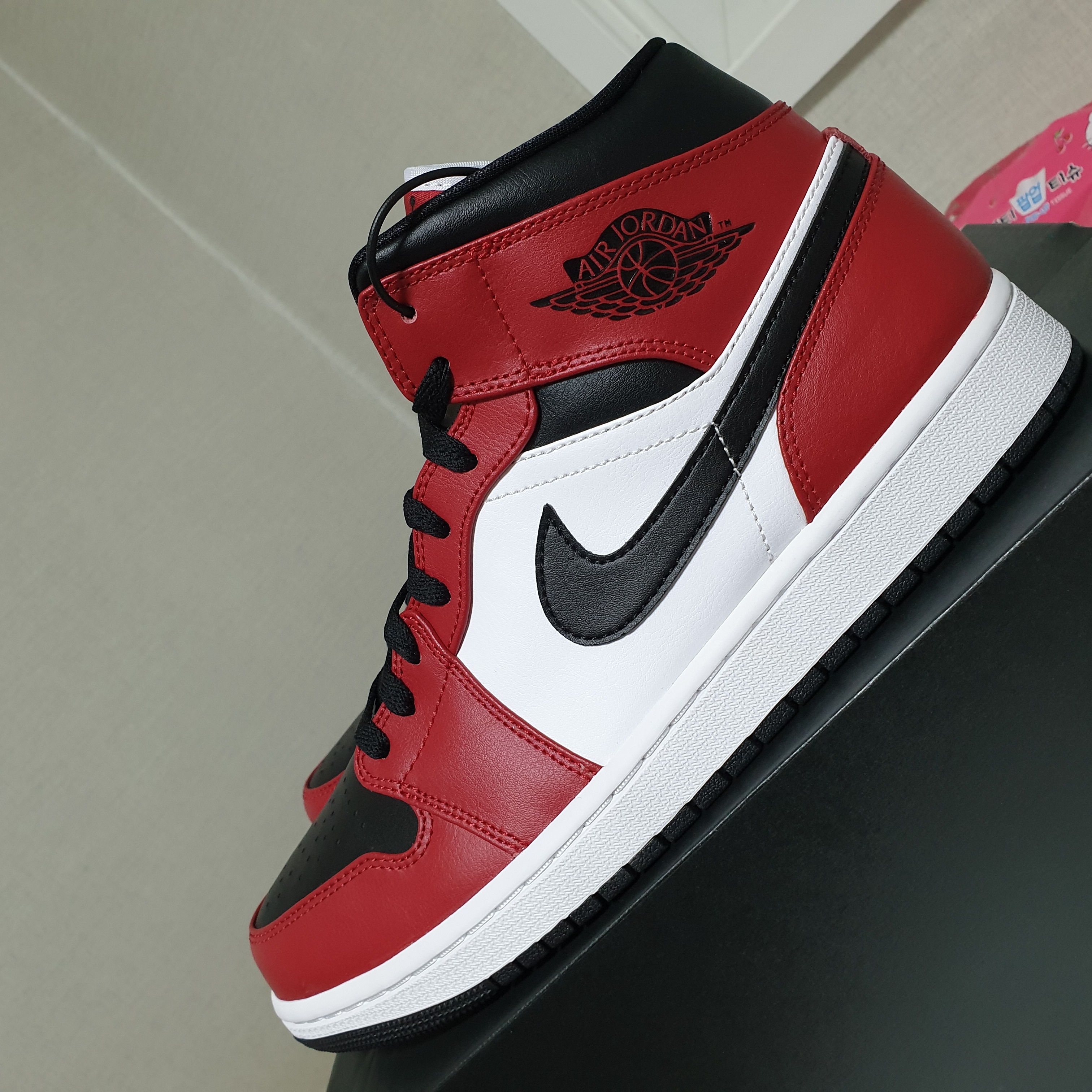Jordan 1 Mid Chicago Black Toe 착용 스타일 - 3