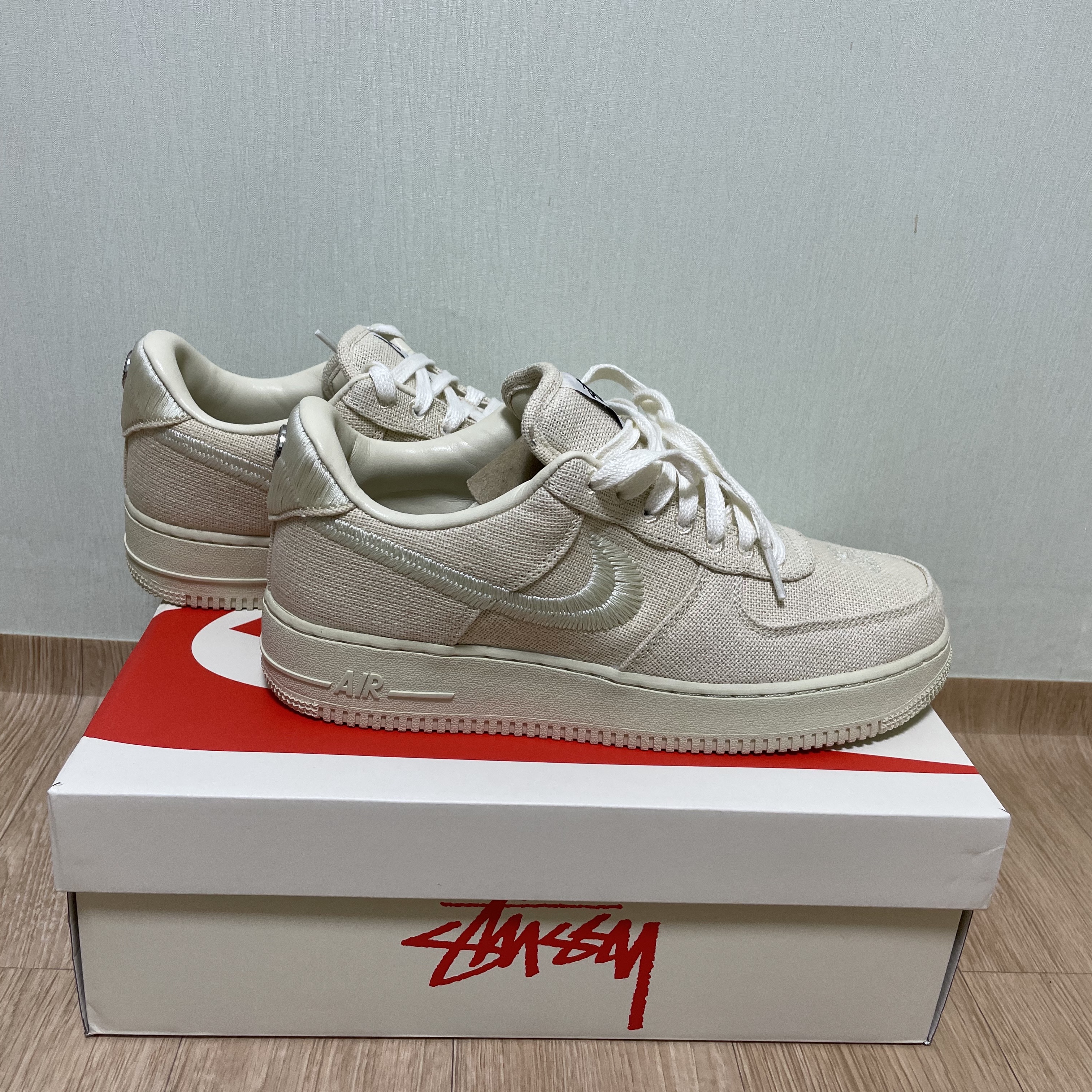 Nike x Stussy Air Force 1 Low Fossil, Nike Air Force 1 '07 Craft Vast Grey 착용 스타일 - 1