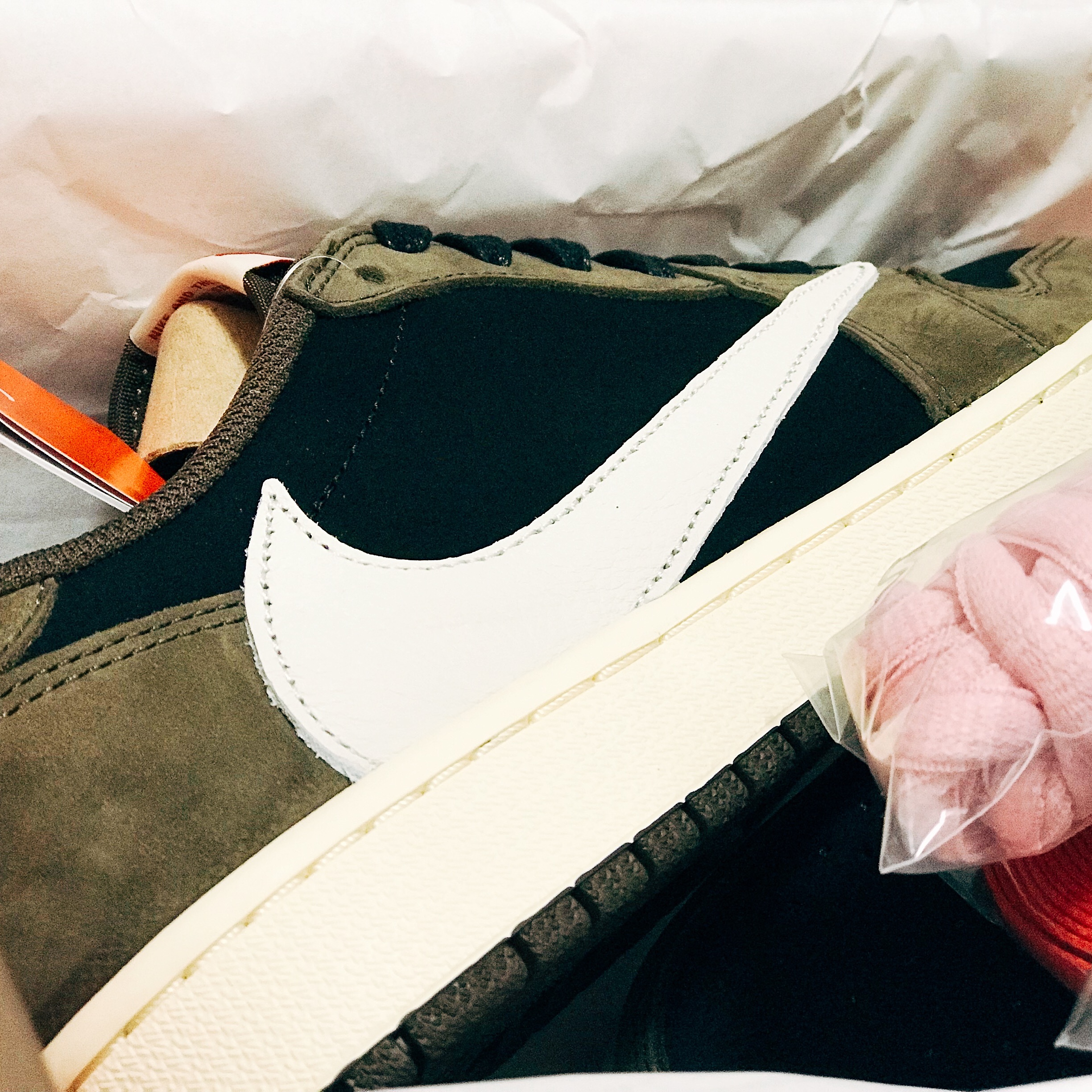 Jordan 1 x Travis Scott Retro Low OG SP Mocha, Jordan 1 x Travis Scott Retro High OG SP Mocha 착용 스타일 - 3
