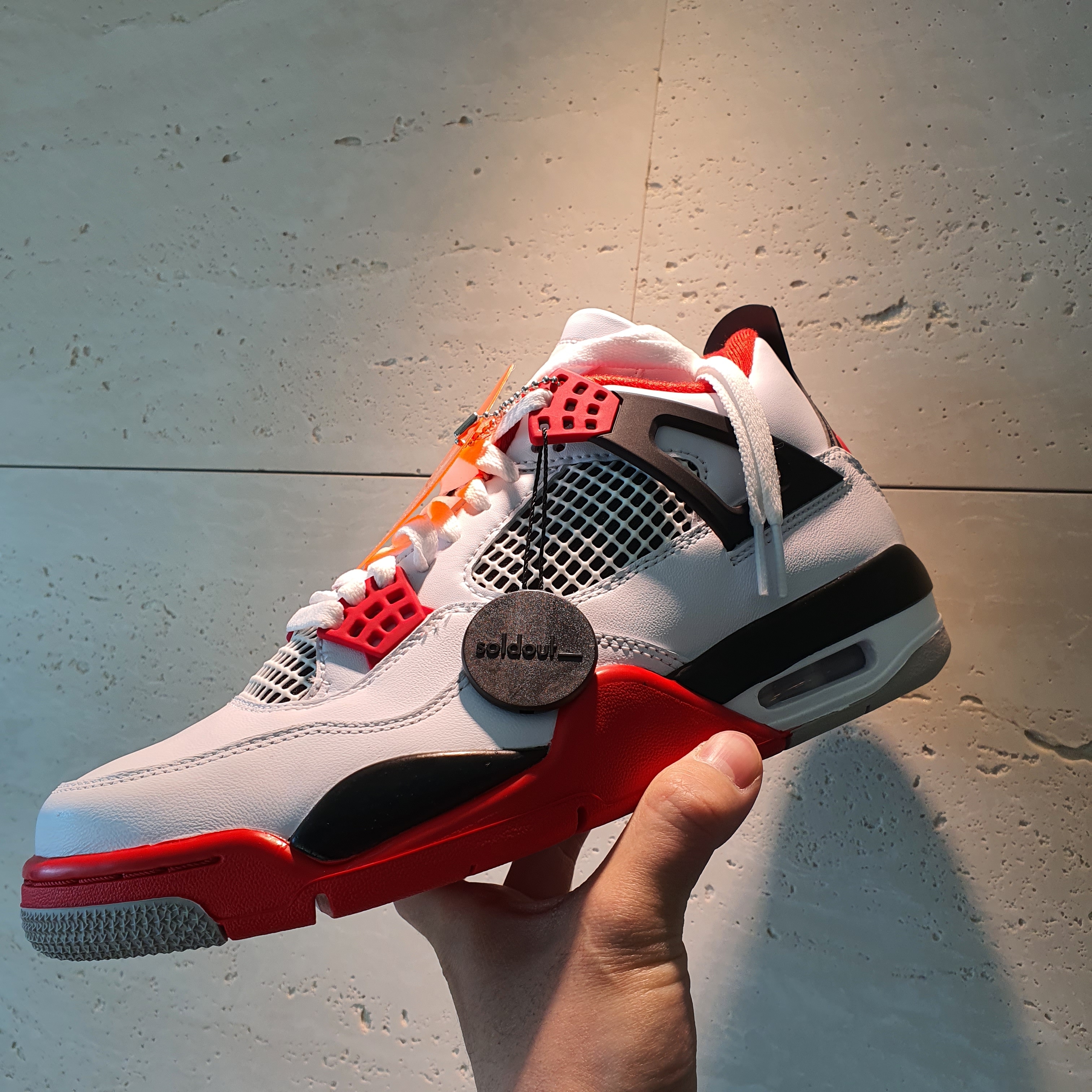 Jordan 4 Retro OG Fire Red 2020 착용 스타일 - 1