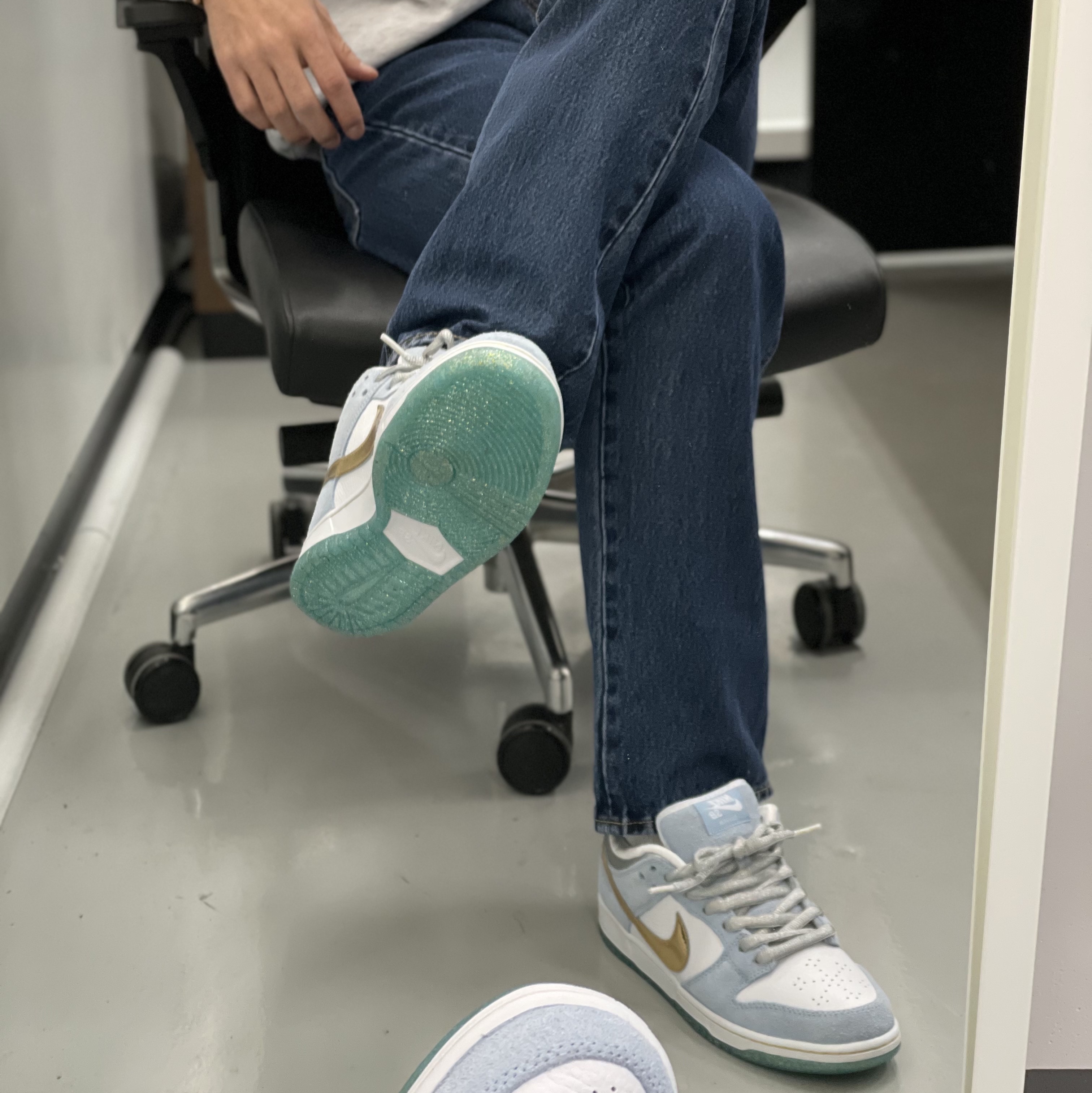 Nike x Sean Cliver SB Dunk Low Holiday Special, Nike x Stussy Benassi Slide Volt 착용 스타일 - 1