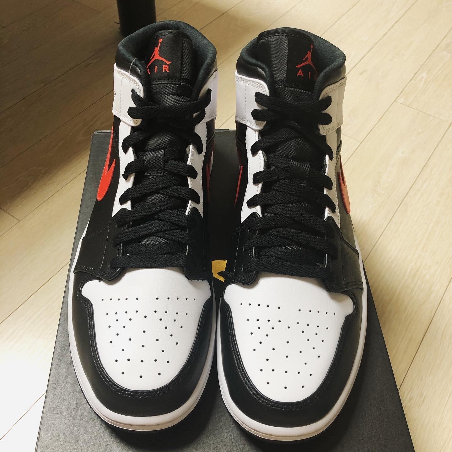 Jordan 1 Mid Black Chile Red 착용 스타일 - 2
