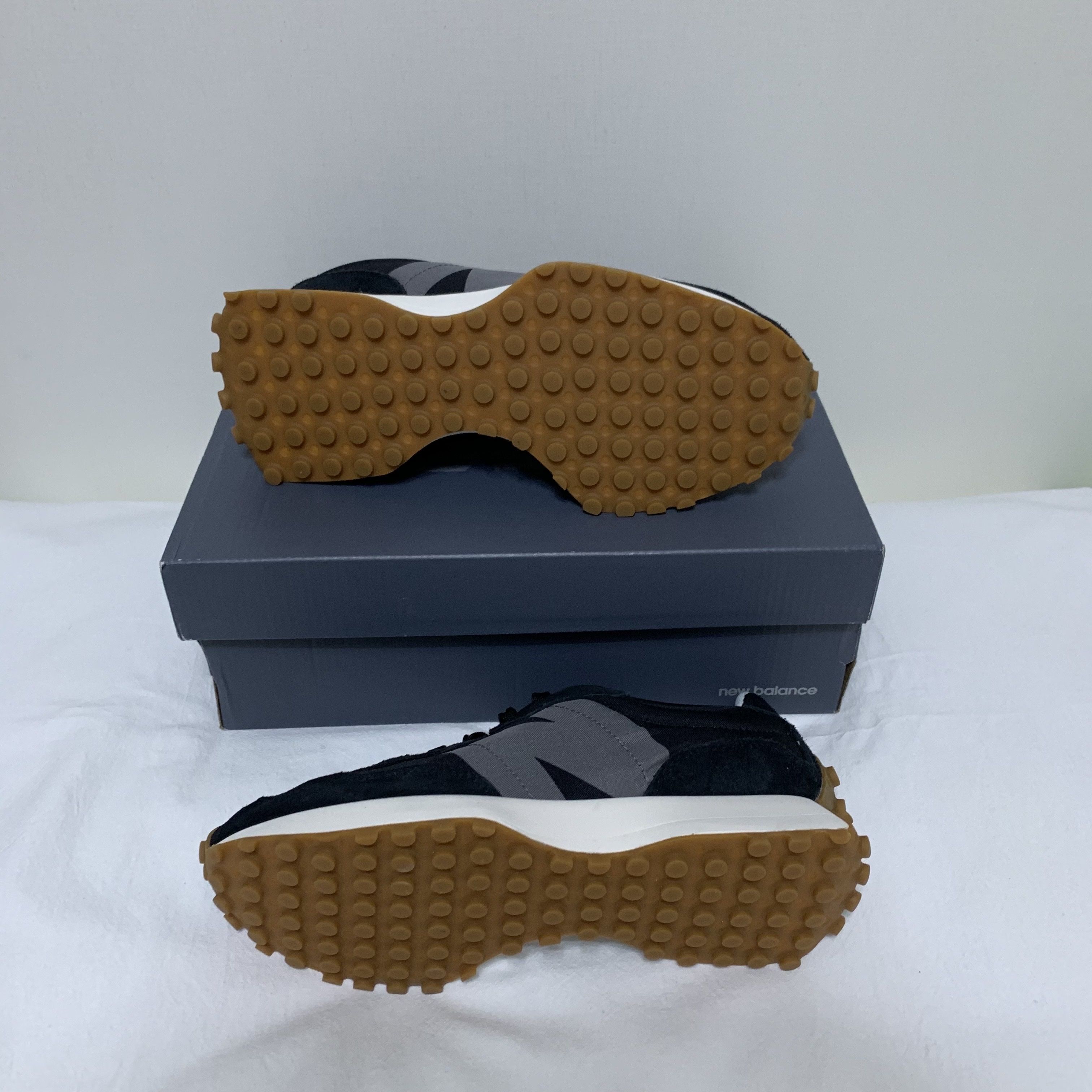 New Balance 327 Black Grey Gum 착용 스타일 - 5