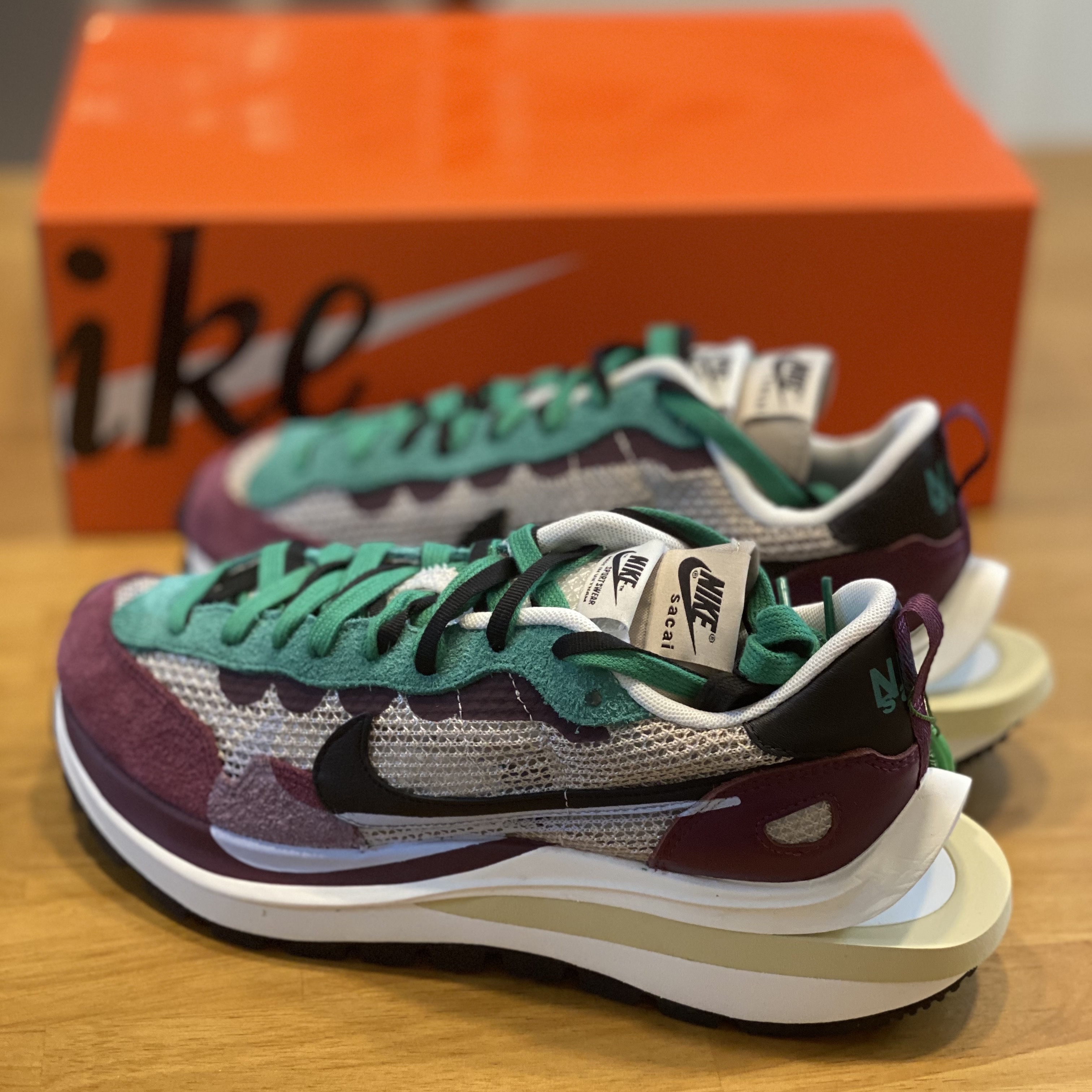 Nike x Sacai VaporWaffle String & Black Villain Red 착용 스타일 - 1