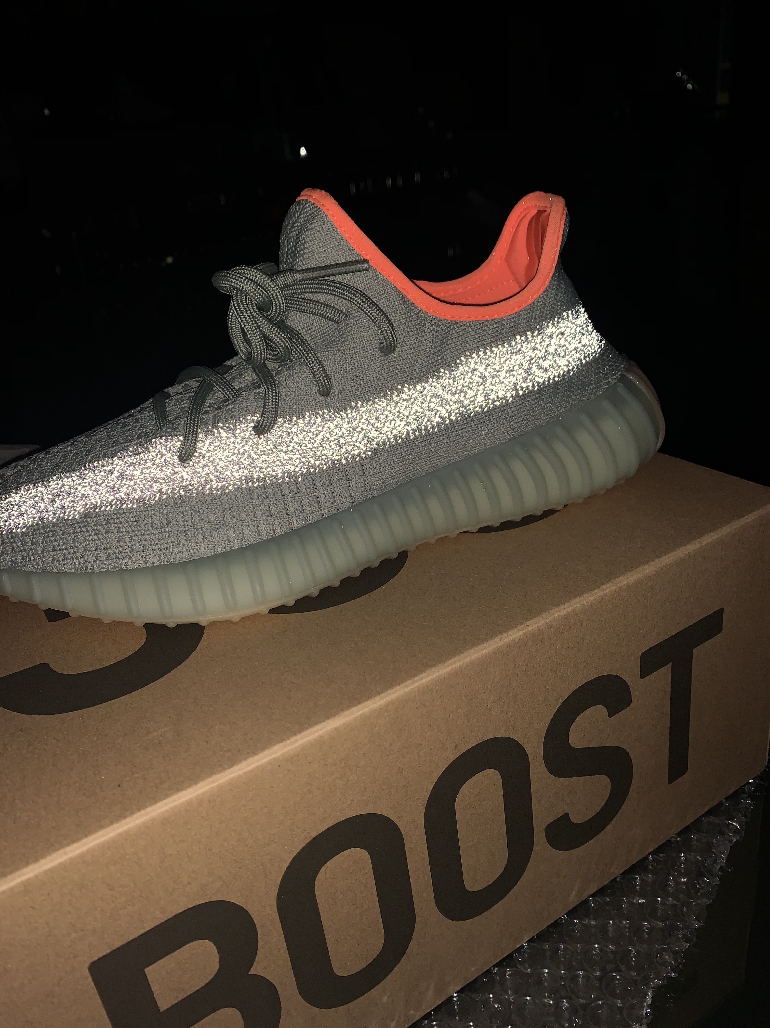 Adidas Yeezy Boost 350 V2 Desert Sage 착용 스타일