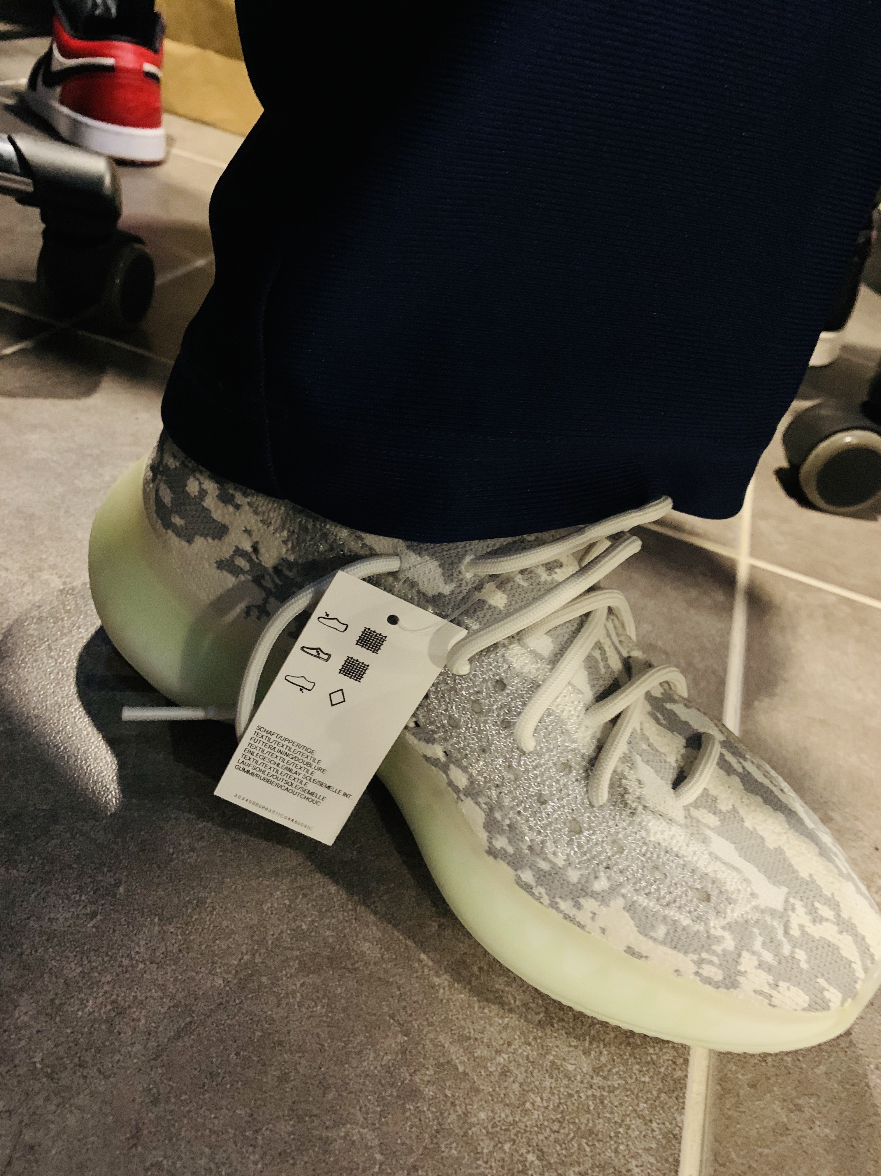 Adidas Yeezy Boost 380 Alien, Jordan 1 Low Black Toe 착용 스타일
