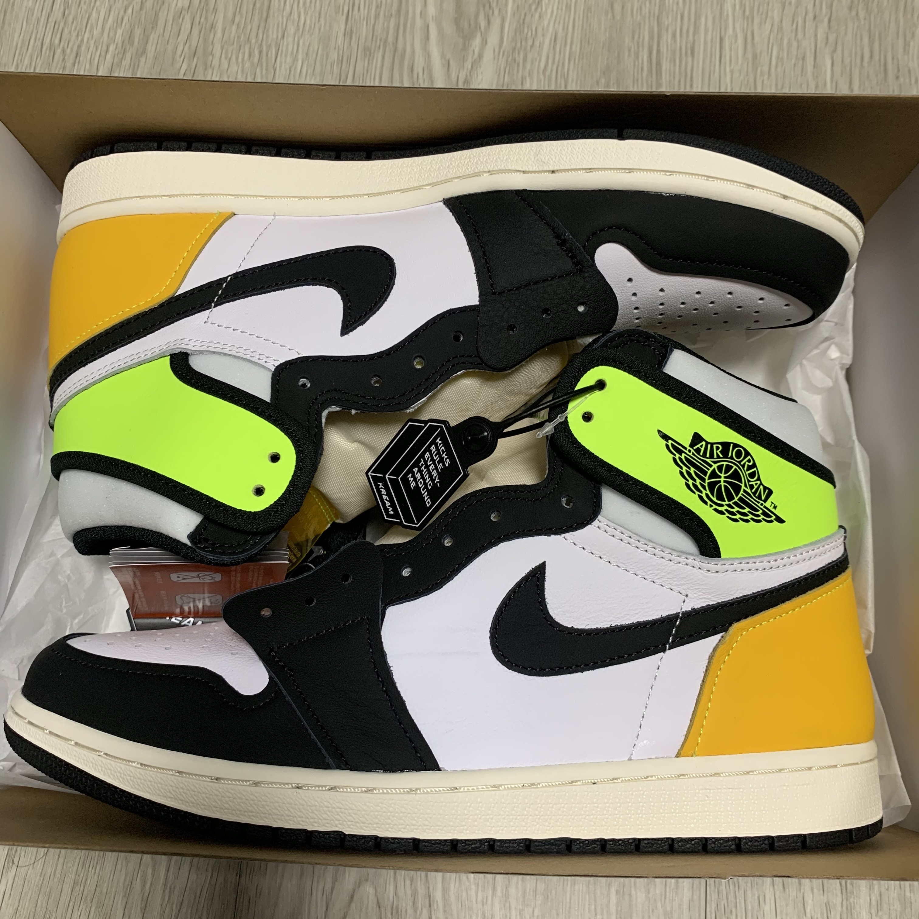 Jordan 1 Retro High OG Volt Gold 착용 스타일