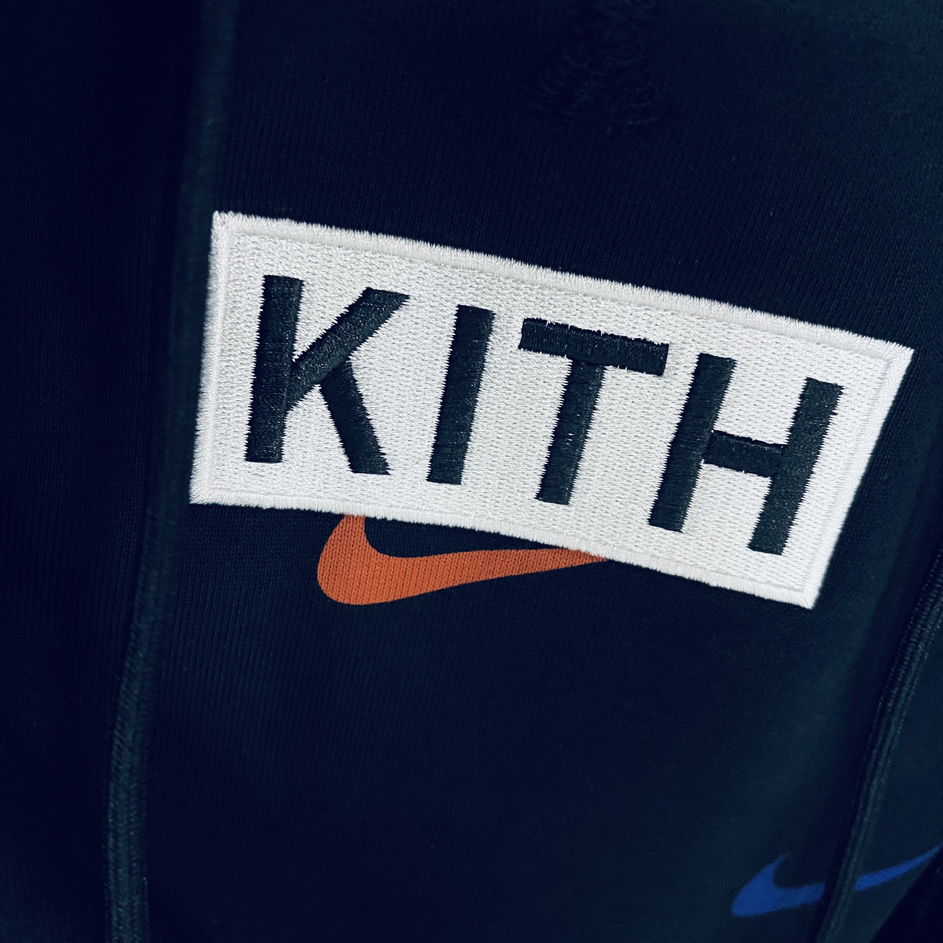 Nike x Kith New York Knicks AOP Hoodie Black, Nike x Kith Air Force 1 Low NYC White 착용 스타일 - 1