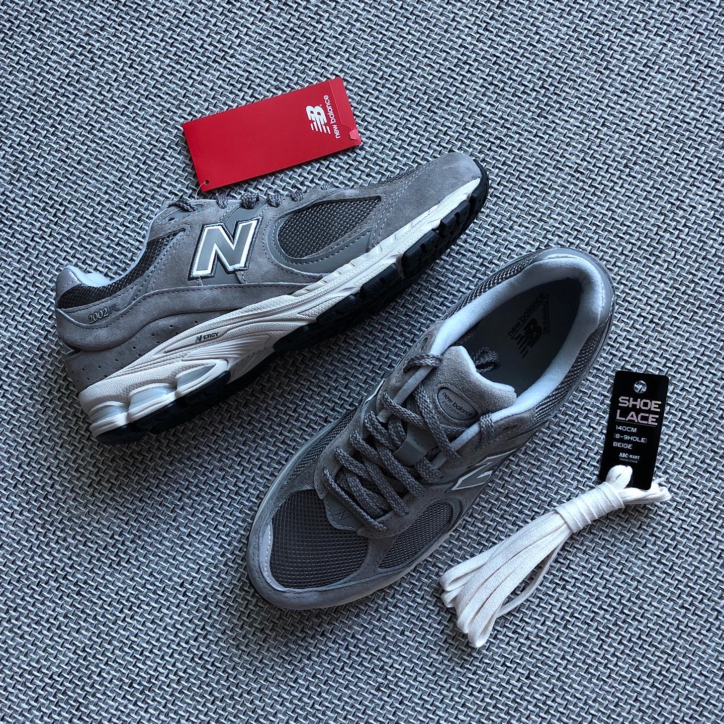 New Balance 2002R Grey 착용 스타일 - 2