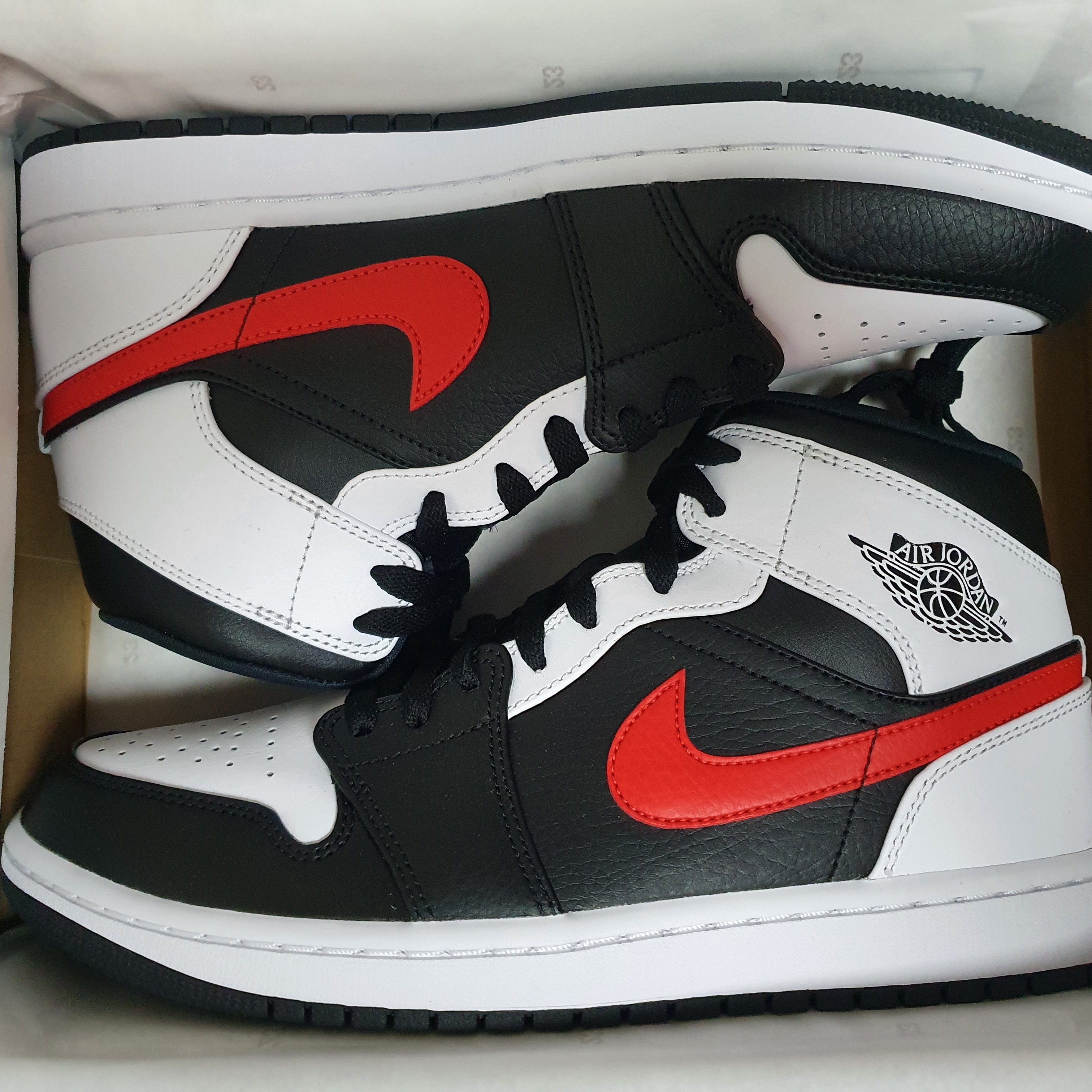 Jordan 1 Mid Black Chile Red 착용 스타일 - 4