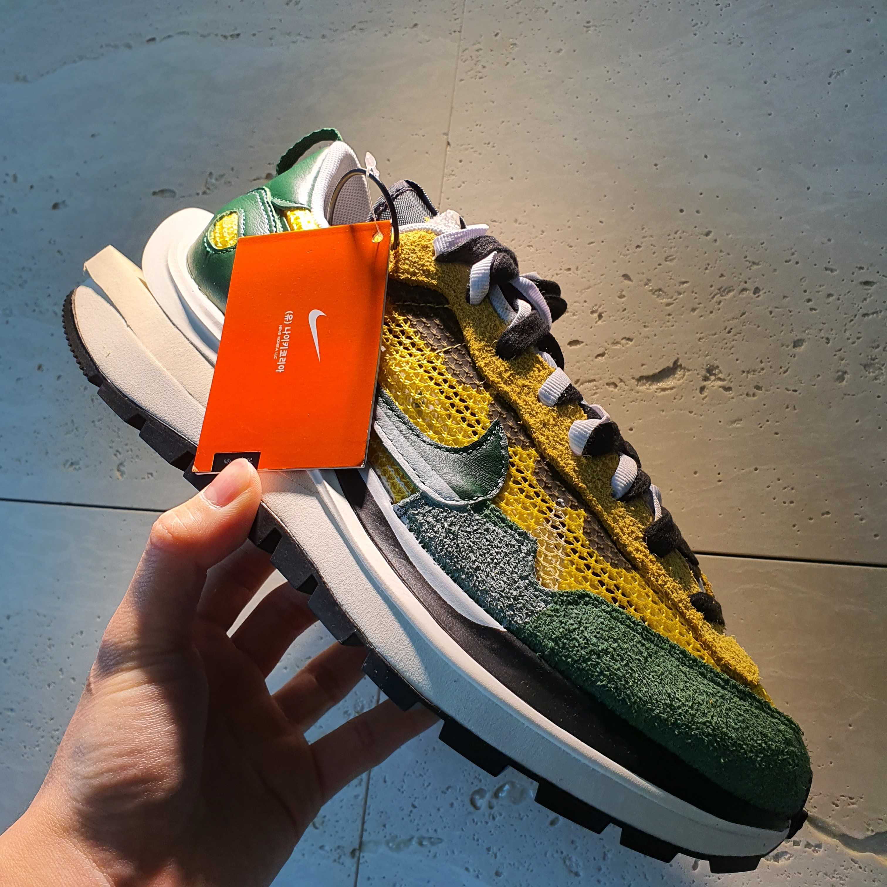 Nike x Sacai VaporWaffle Tour Yellow & Gorge Green Sail 착용 스타일 - 3