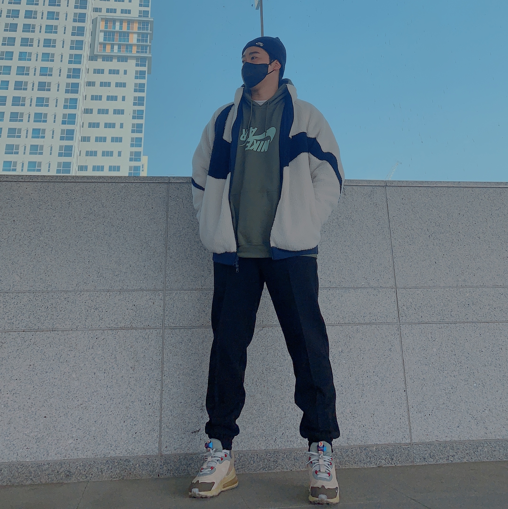 Nike x Travis Scott Air Max 270 React Cactus Trails, Nike Big Swoosh Full Zip Jacket White Navy 착용 스타일