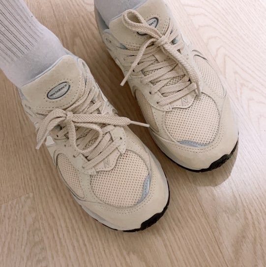 New Balance 2002R Beige Bone 착용 스타일 - 1