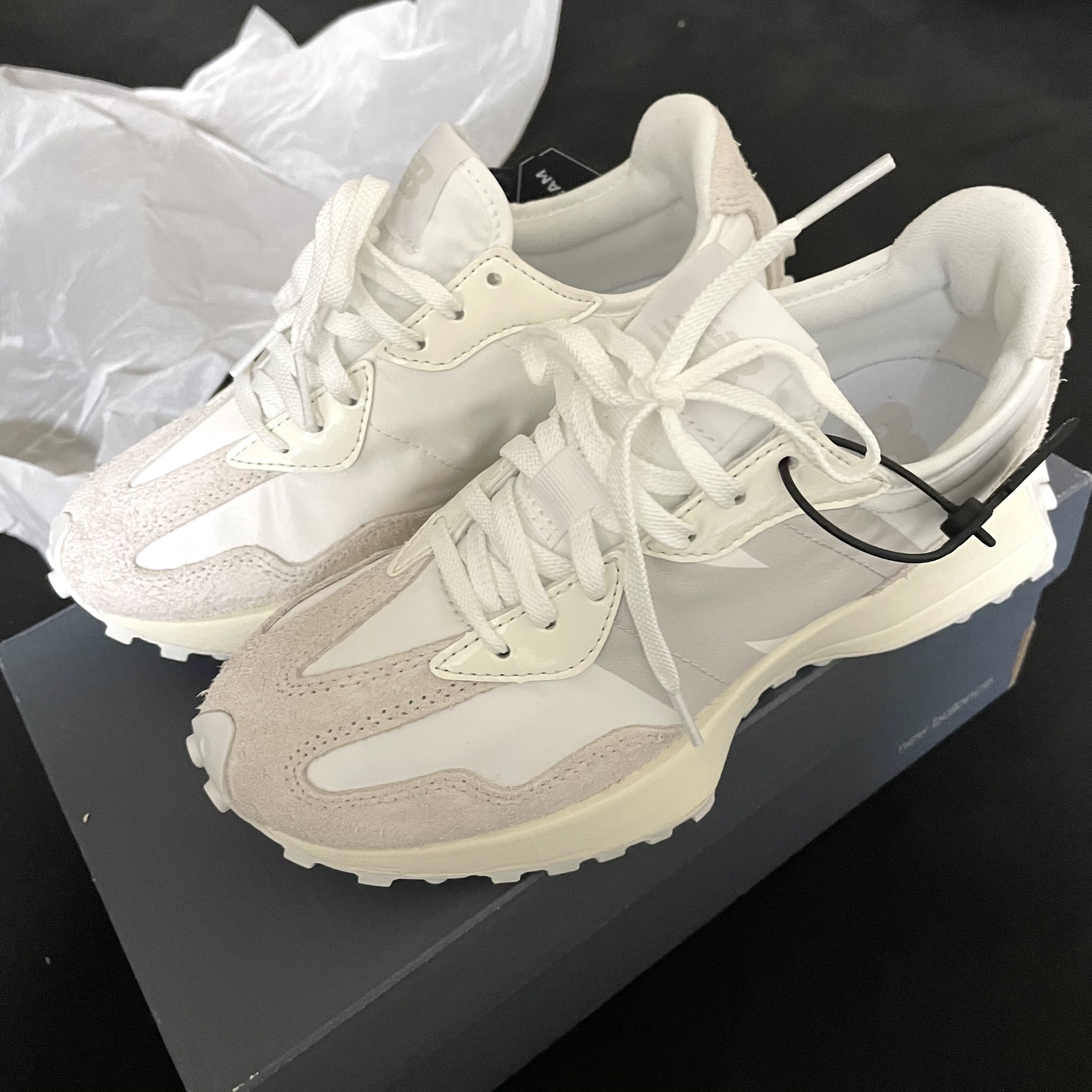 (W) New Balance 327 White Moonbeam 착용 스타일