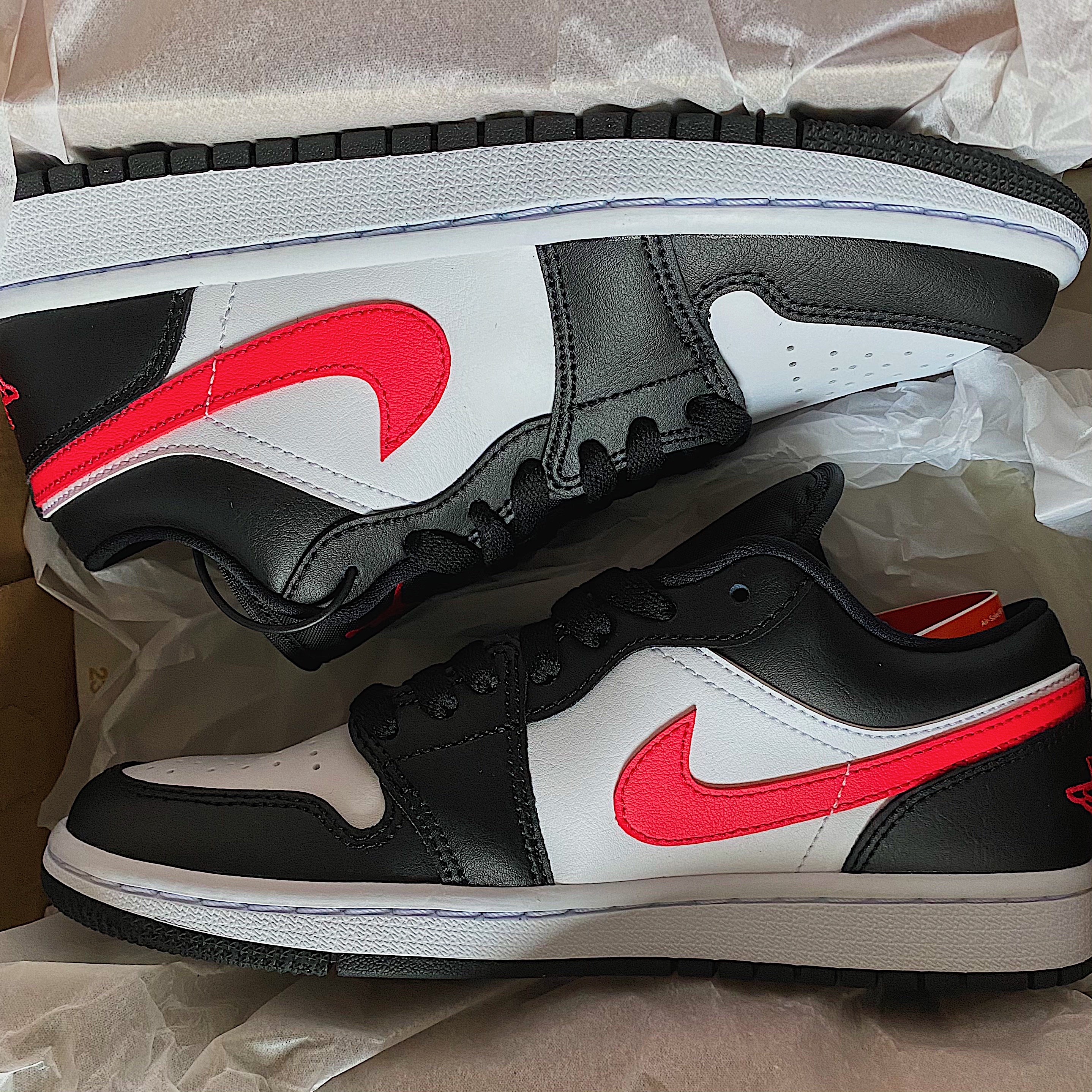 (W) Jordan 1 Low Black Siren Red 착용 스타일 - 1