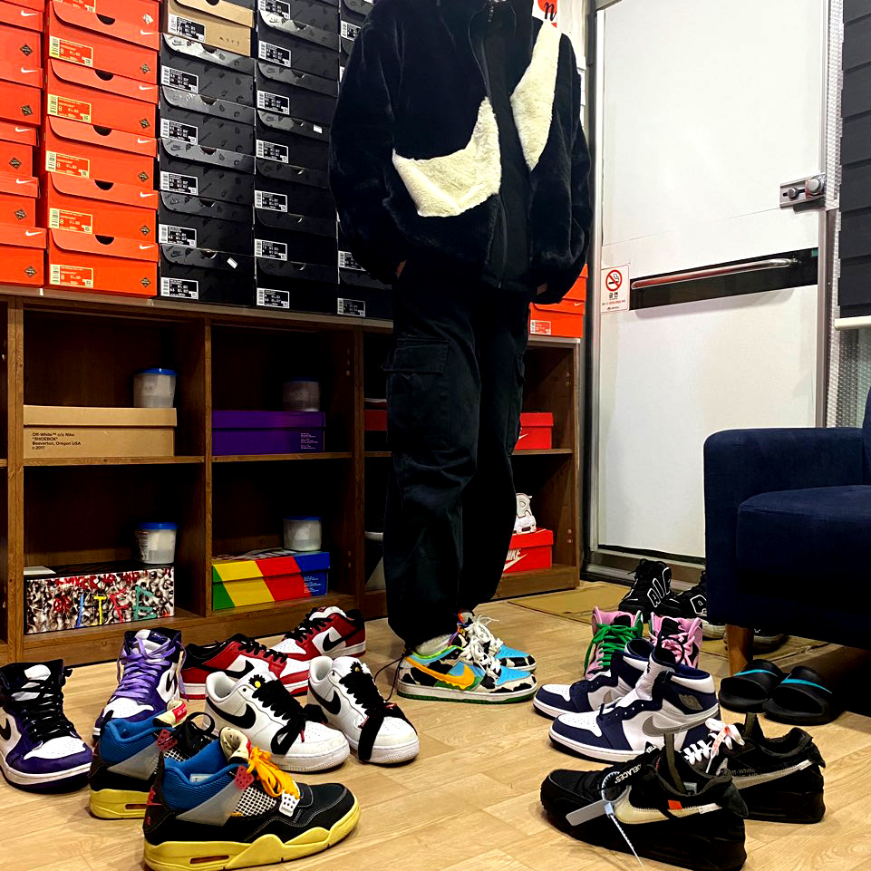 Jordan 1 Retro High OG CO.JP Midnight Navy, Nike x Ben & Jerry's SB Dunk Low Chunky Dunky 착용 스타일