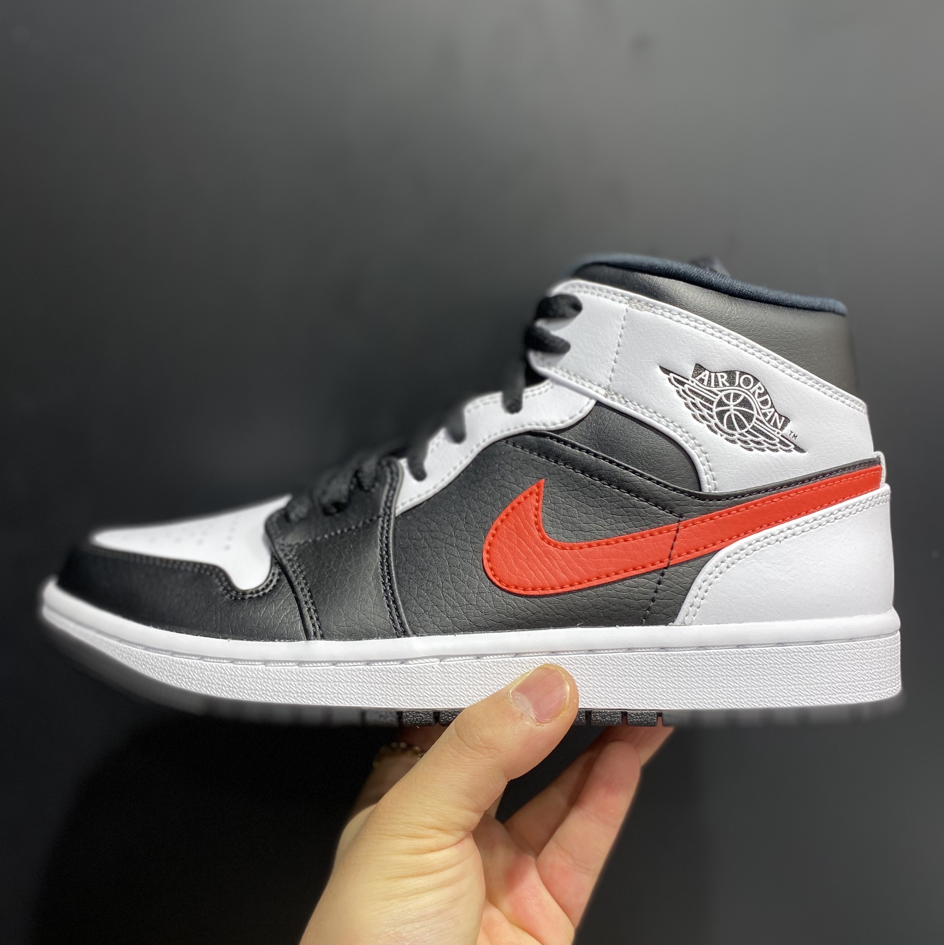 Jordan 1 Mid Black Chile Red 착용 스타일