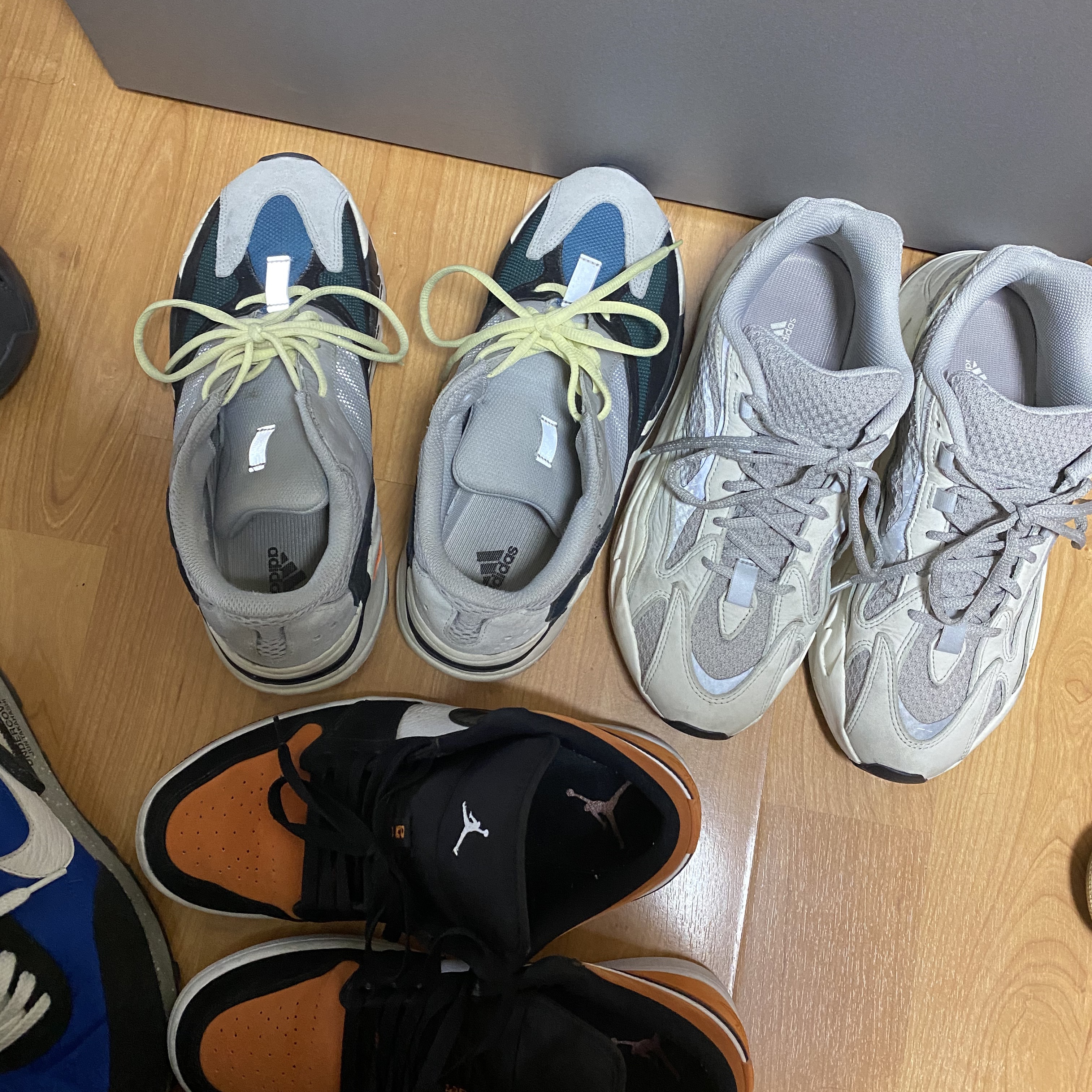 Jordan 1 Low Shattered Backboard, Adidas Yeezy Boost 700 V2 Static 2018 착용 스타일 - 1