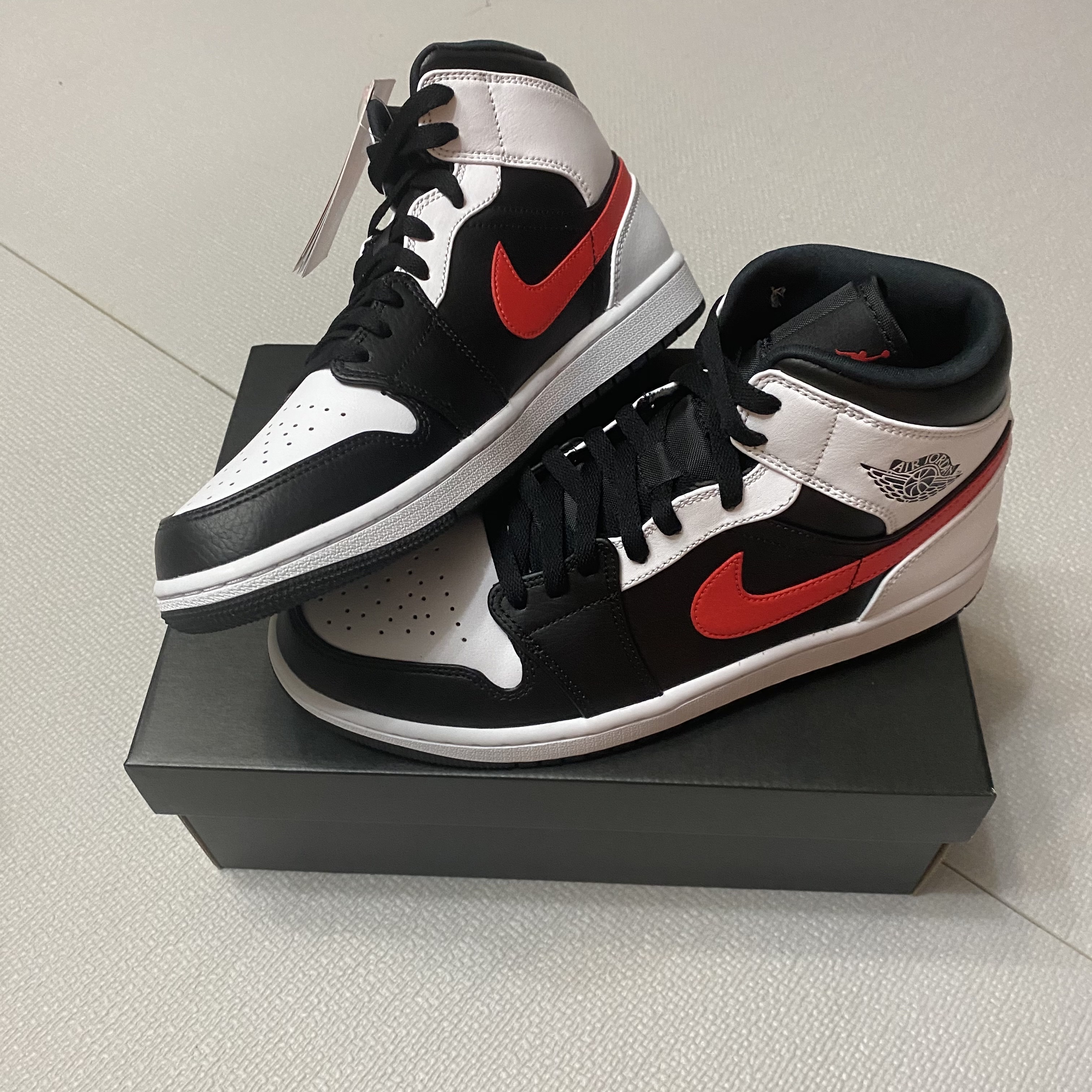 Jordan 1 Mid Black Chile Red, (GS) Jordan 1 Mid Black Chile Red 착용 스타일