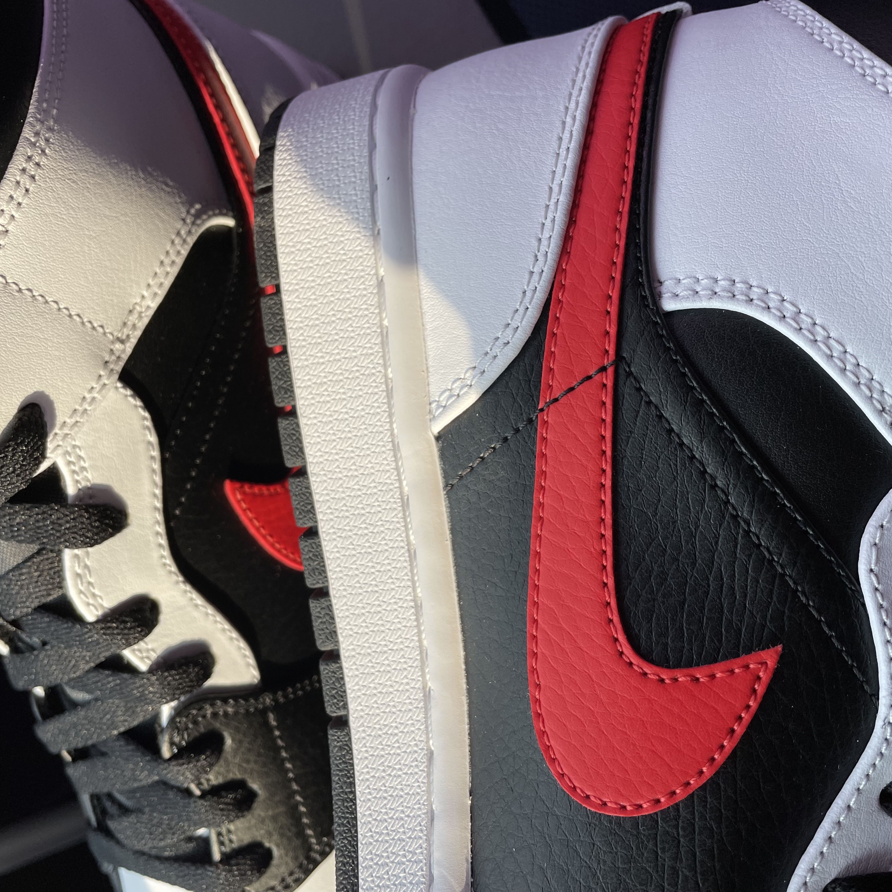 Jordan 1 Mid Black Chile Red 착용 스타일 - 4