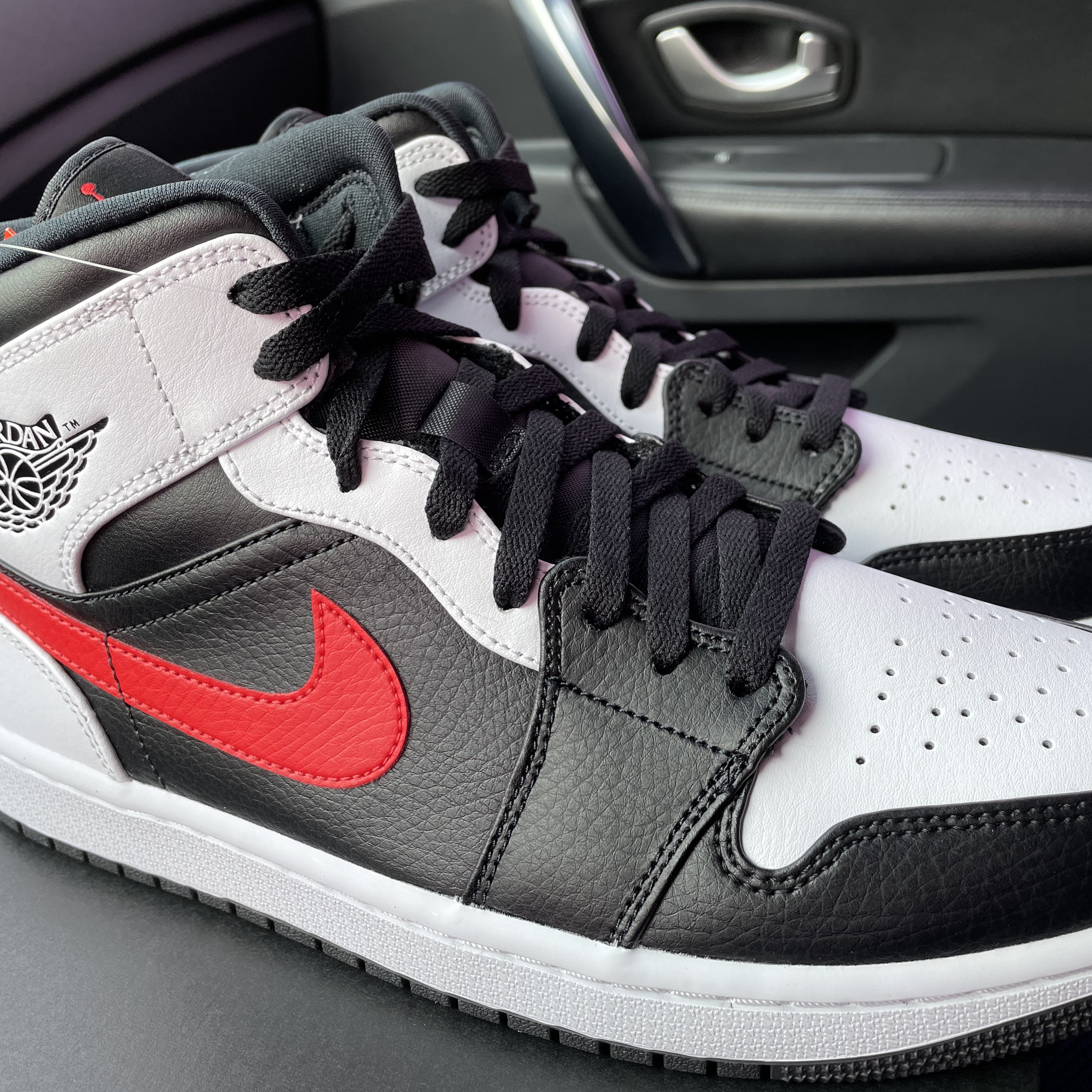 Jordan 1 Mid Black Chile Red 착용 스타일 - 1