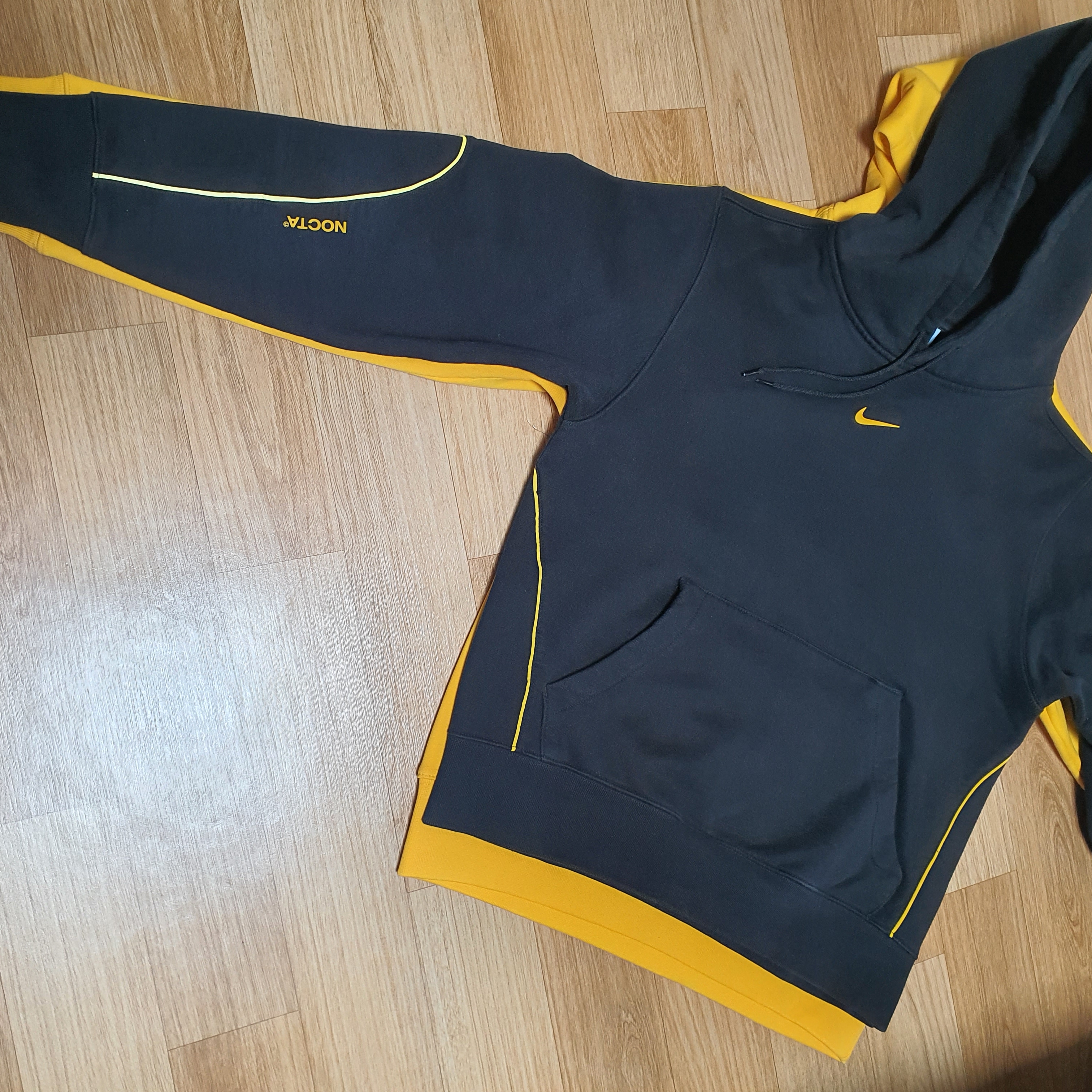 Nike x Drake Nocta Essential Hoodie Black - Asia, Nike x Drake Nocta Essential Hoodie University Gold - US/EU 착용 스타일 - 1