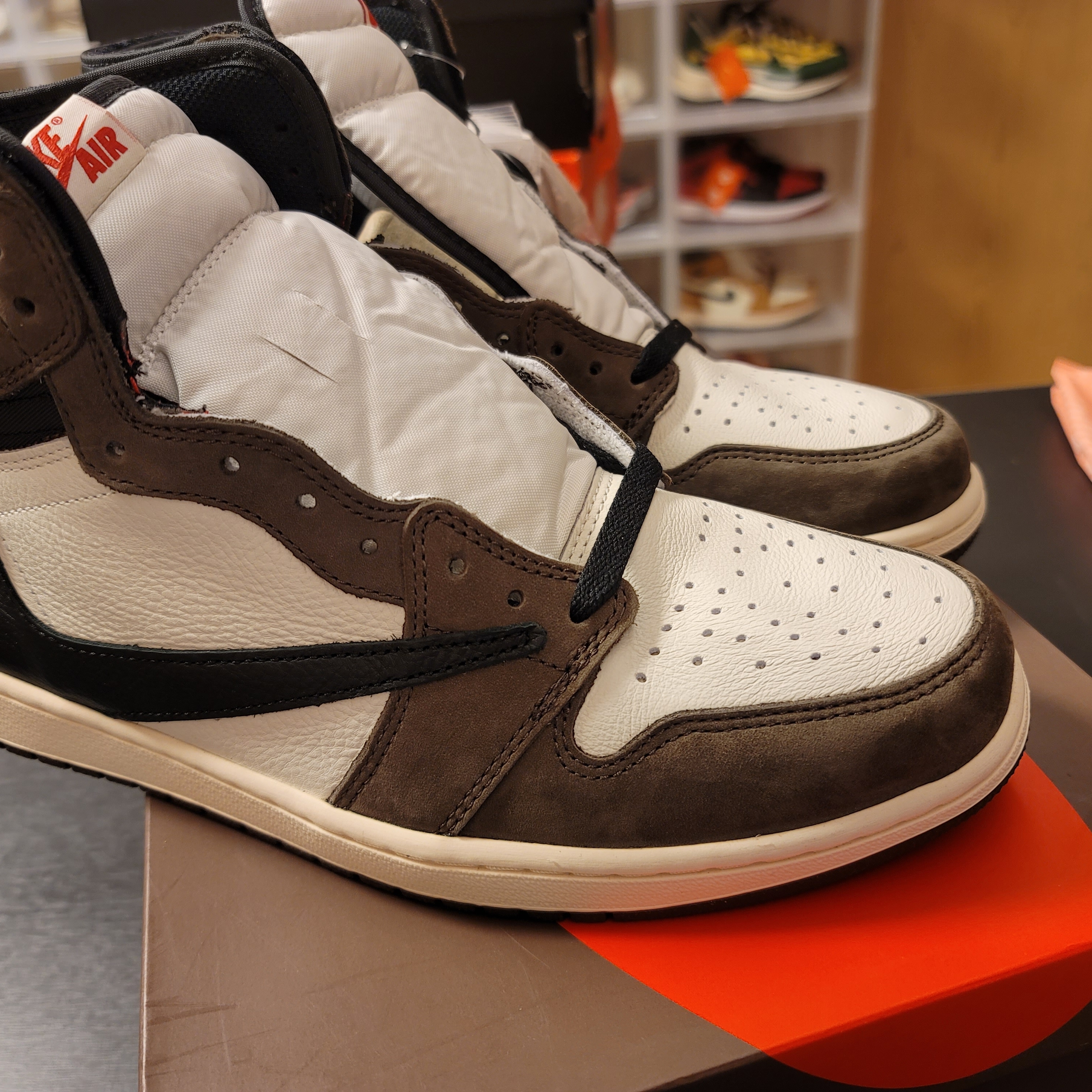 Jordan 1 x Travis Scott Retro High OG SP Mocha 착용 스타일 - 1