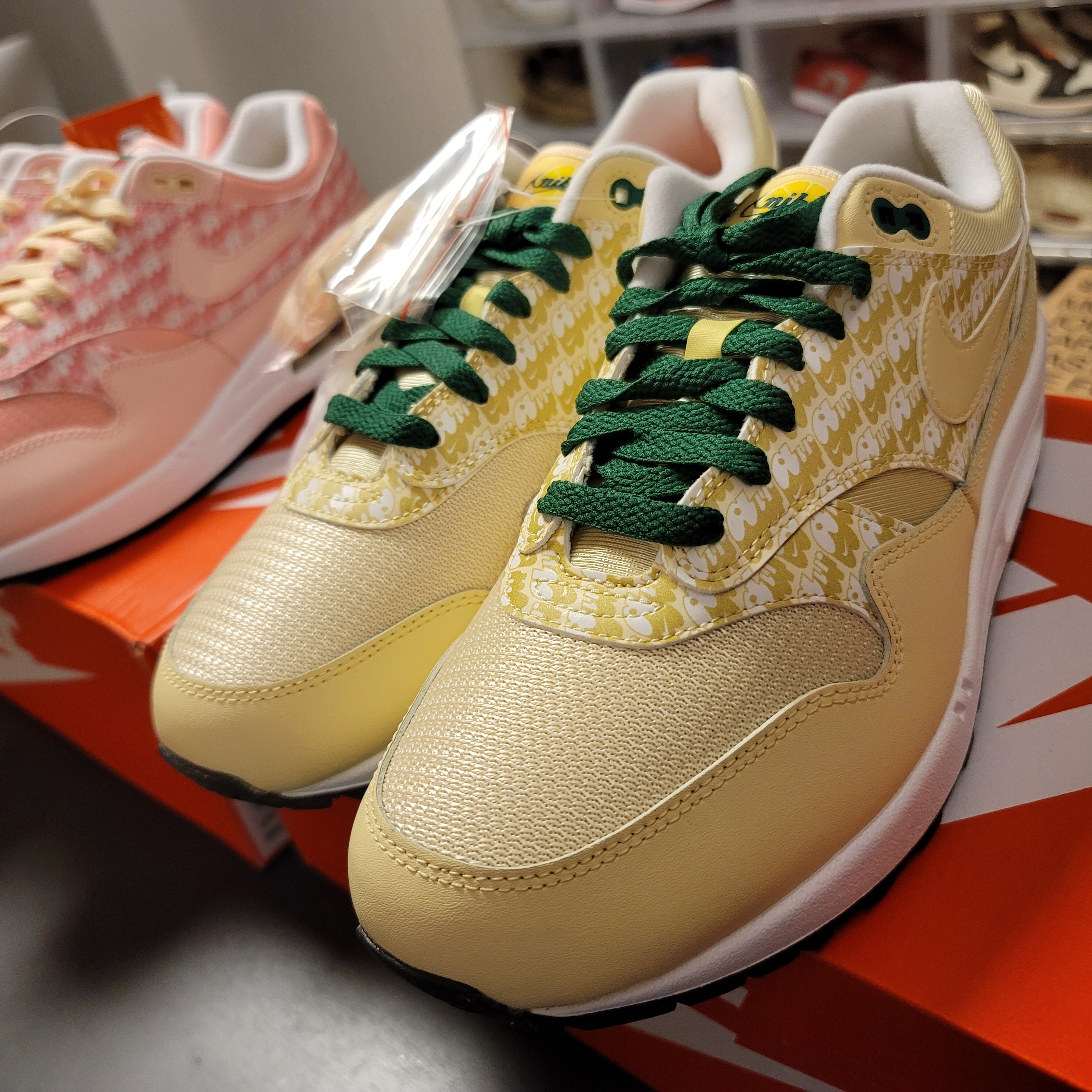 Nike Air Max 1 Premium Strawberry Lemonmade, Nike Air Max 1 Lemonade 2020 착용 스타일 - 1