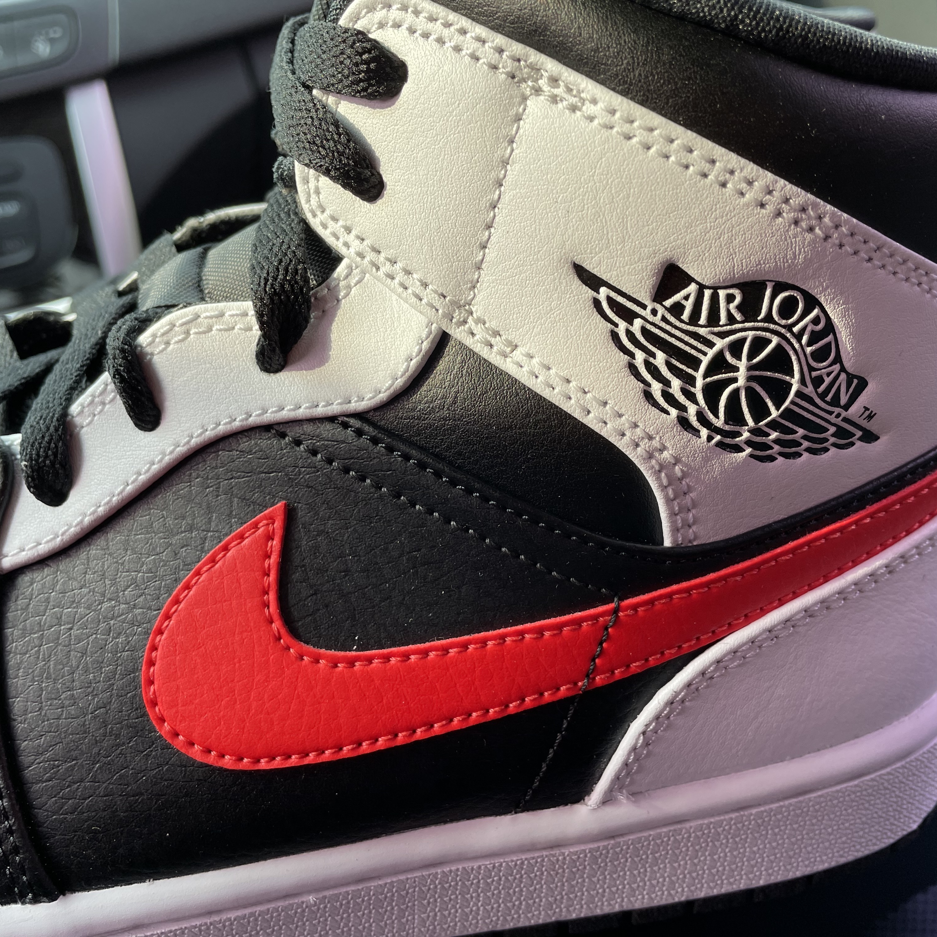 Jordan 1 Mid Black Chile Red 착용 스타일 - 5