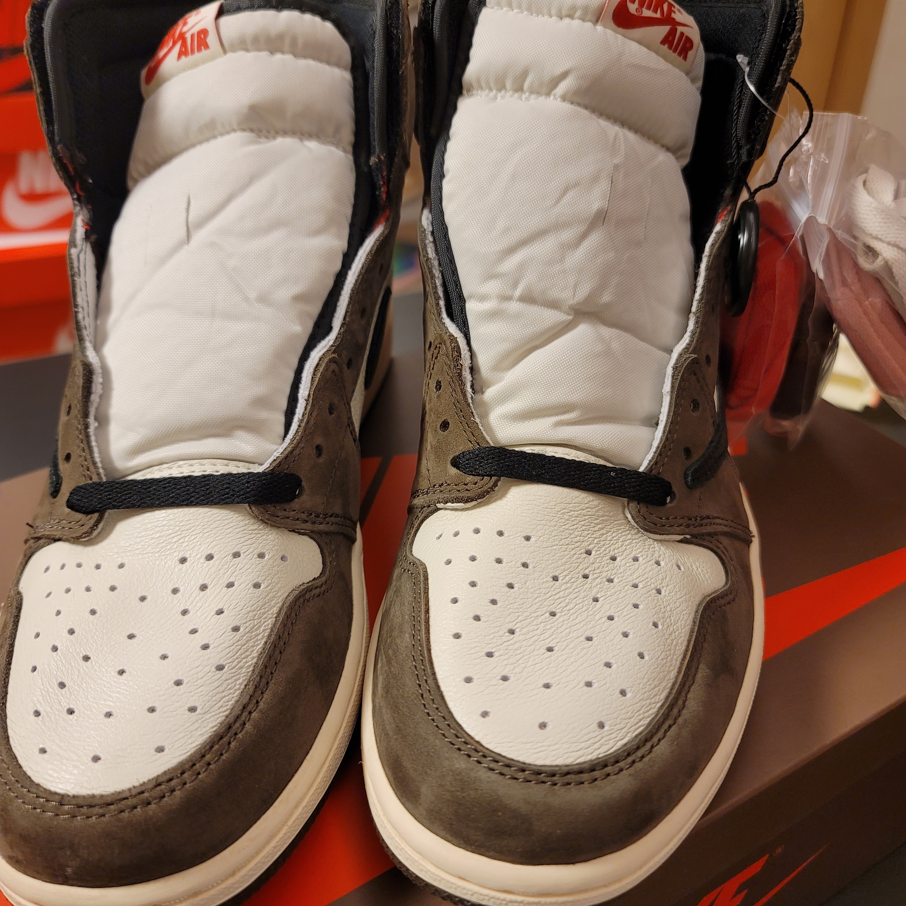 Jordan 1 x Travis Scott Retro High OG SP Mocha 착용 스타일 - 2