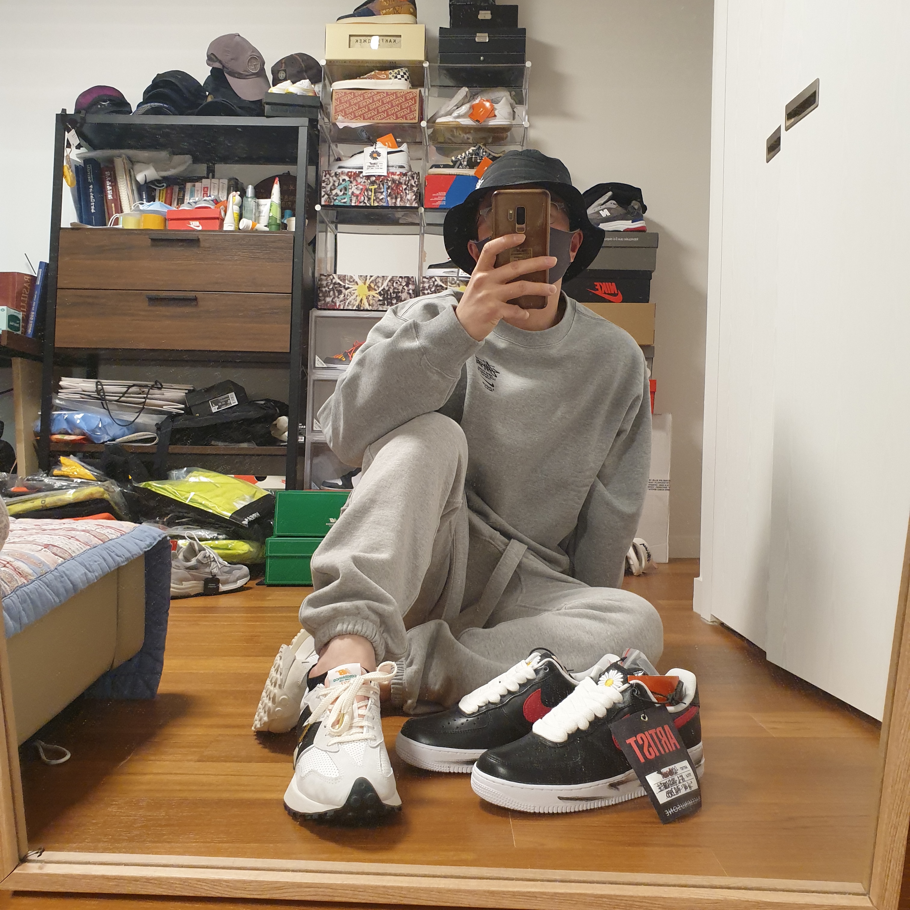 New Balance x Casablanca 327 Idealist Off White Green, New Balance x Casablanca 327 Idealist Black Grey Pink 착용 스타일 - 3