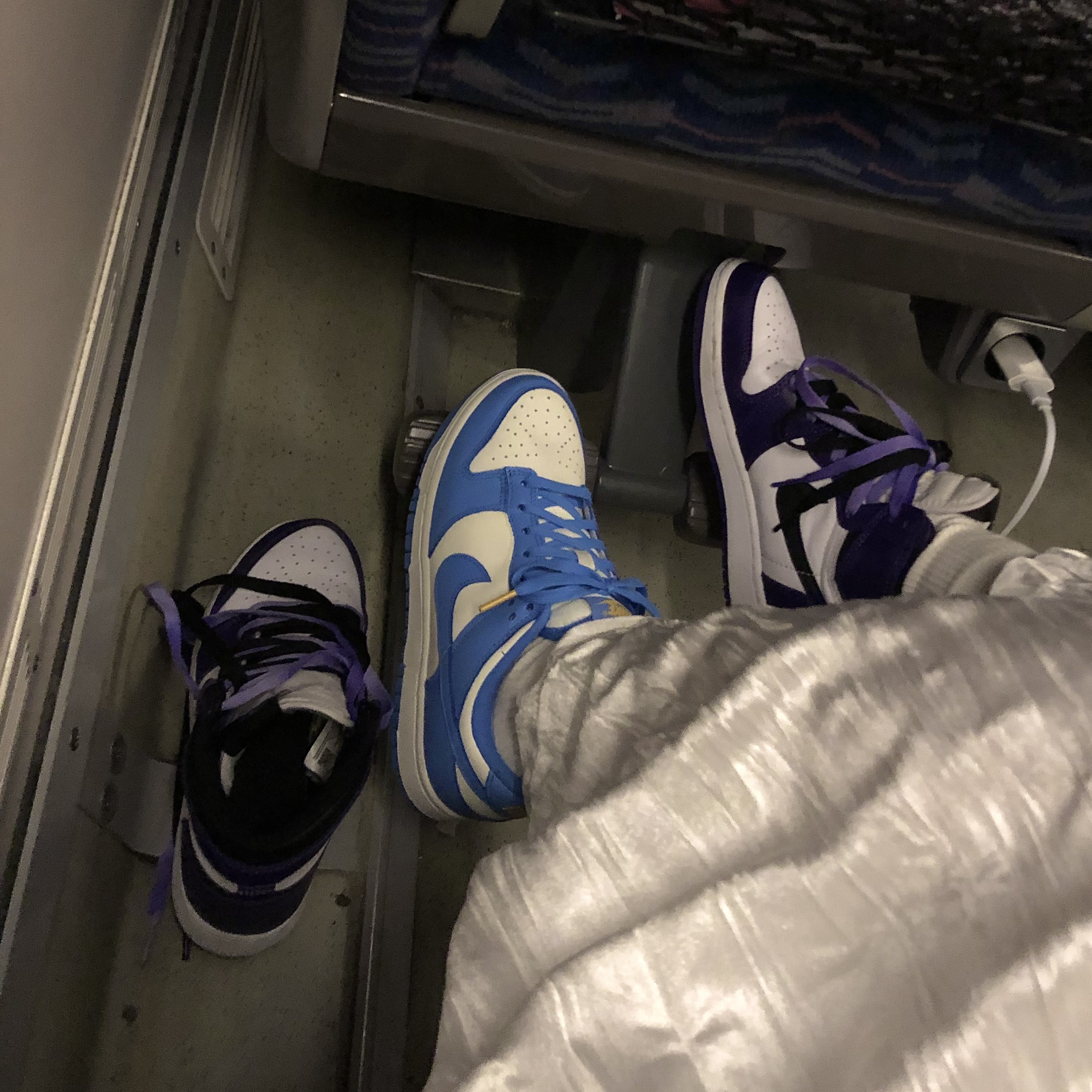 (W) Nike Dunk Low Coast, Jordan 1 Retro High OG Court Purple 2020 착용 스타일
