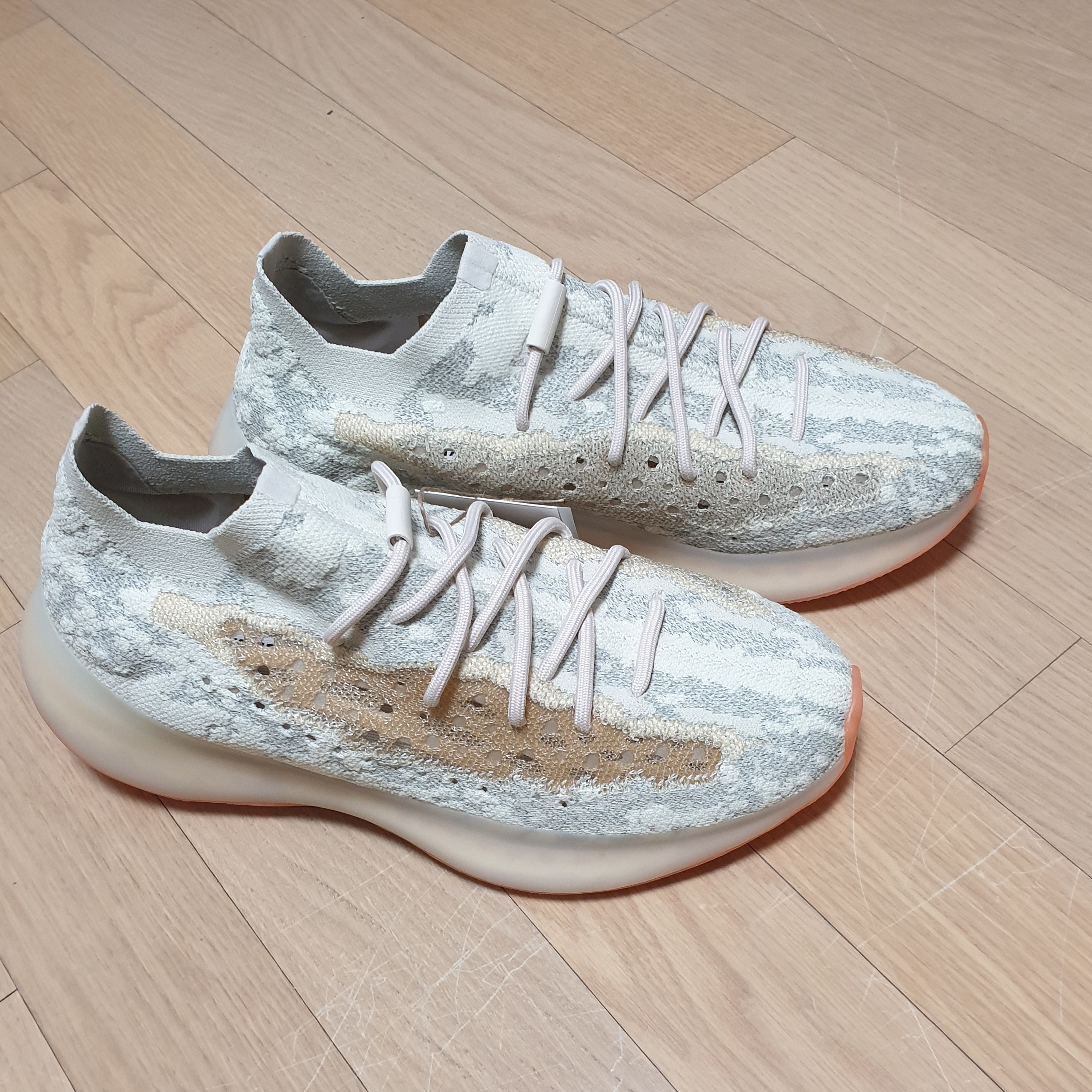 Adidas Yeezy Boost 380 Yecoraite - Reflective 착용 스타일