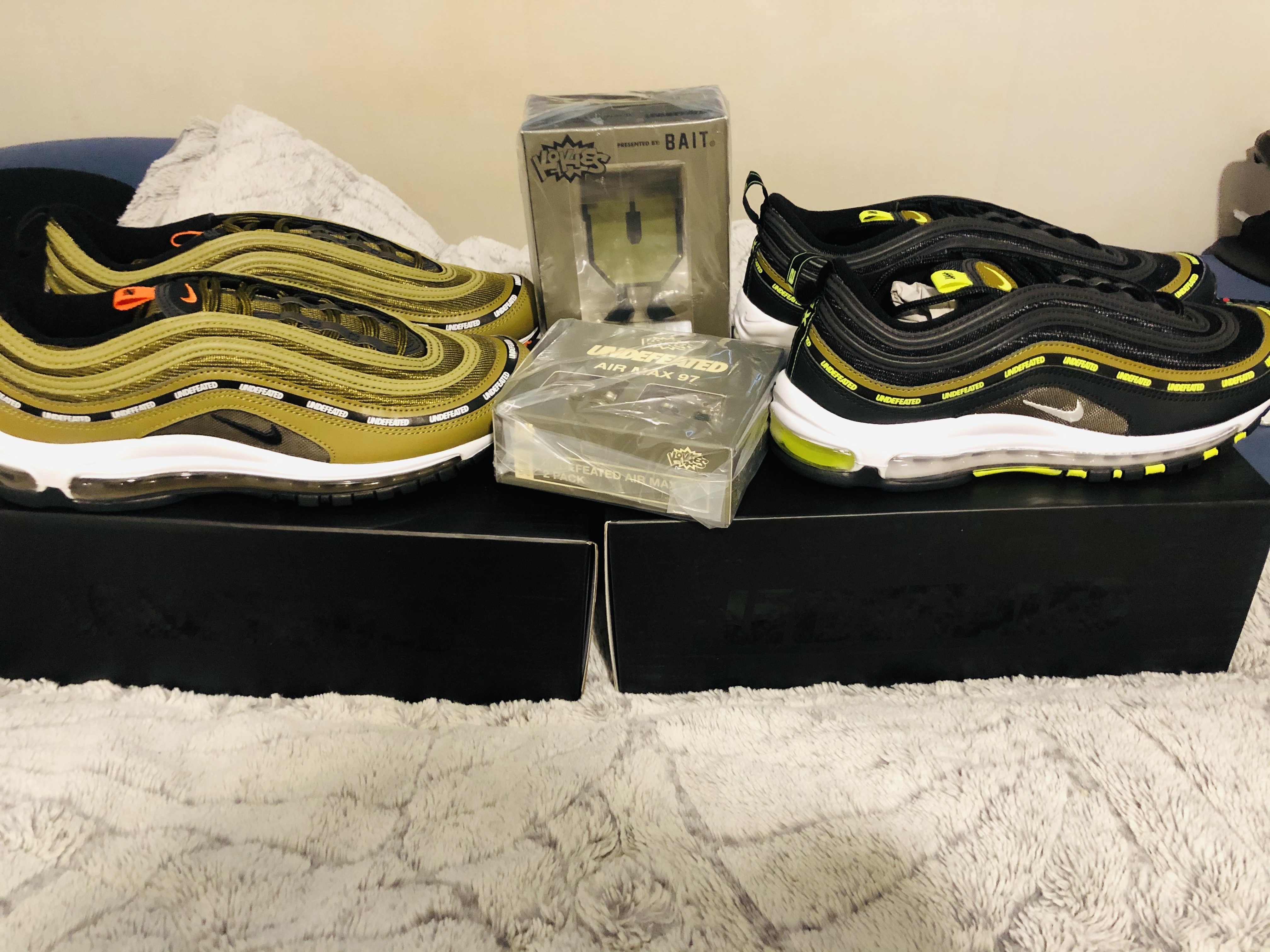 Nike x Undefeated Air Max 97 Black Volt, Nike x Undefeated Air Max 97 Militia Green 착용 스타일