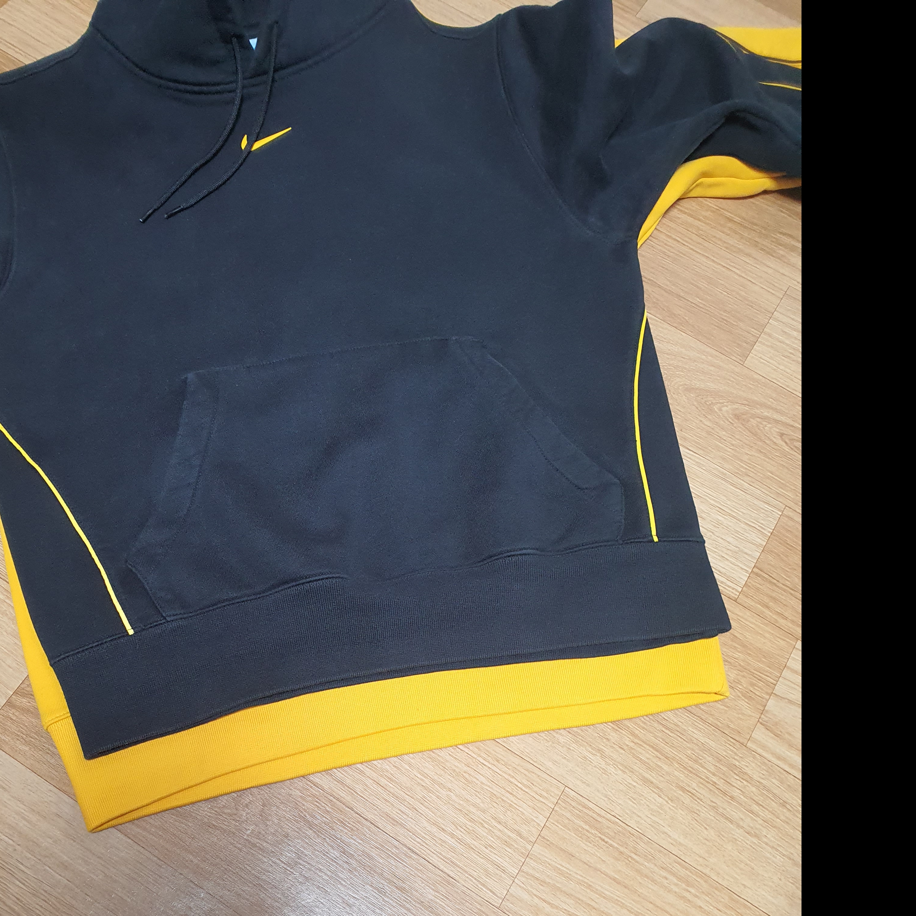 Nike x Drake Nocta Essential Hoodie Black - Asia, Nike x Drake Nocta Essential Hoodie University Gold - US/EU 착용 스타일 - 2