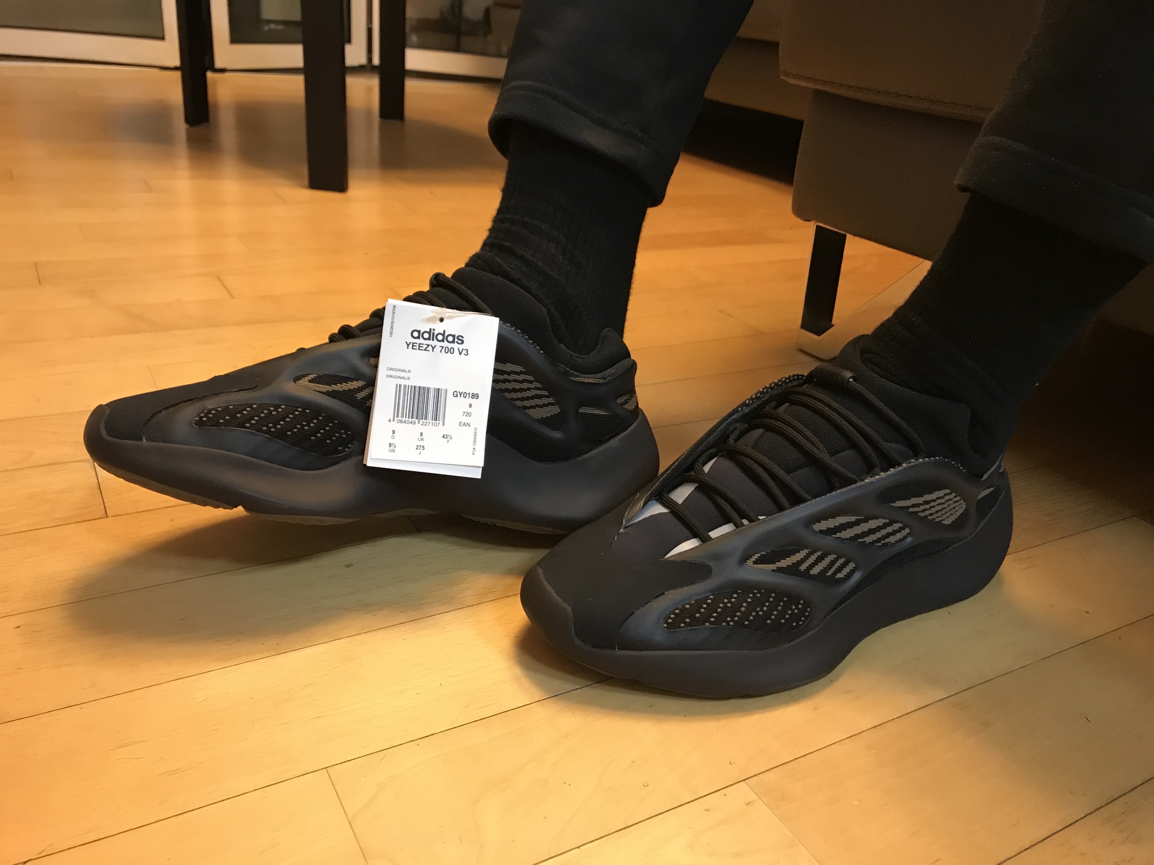 Adidas Yeezy 700 V3 Clay Brown 착용 스타일