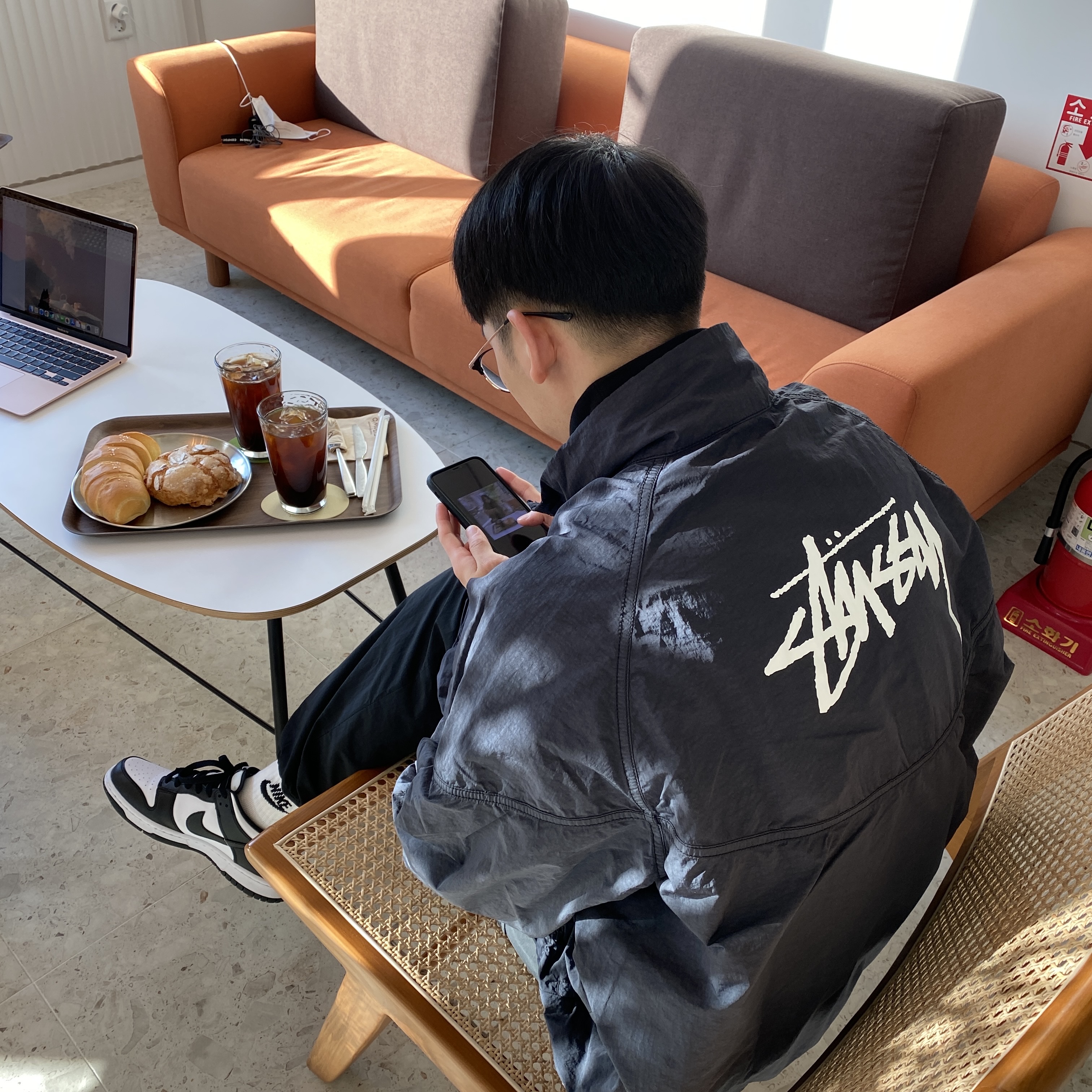 Nike x Stussy Windrunner Jacket Off Noir, (GS) Nike Dunk Low Black 착용 스타일 - 1