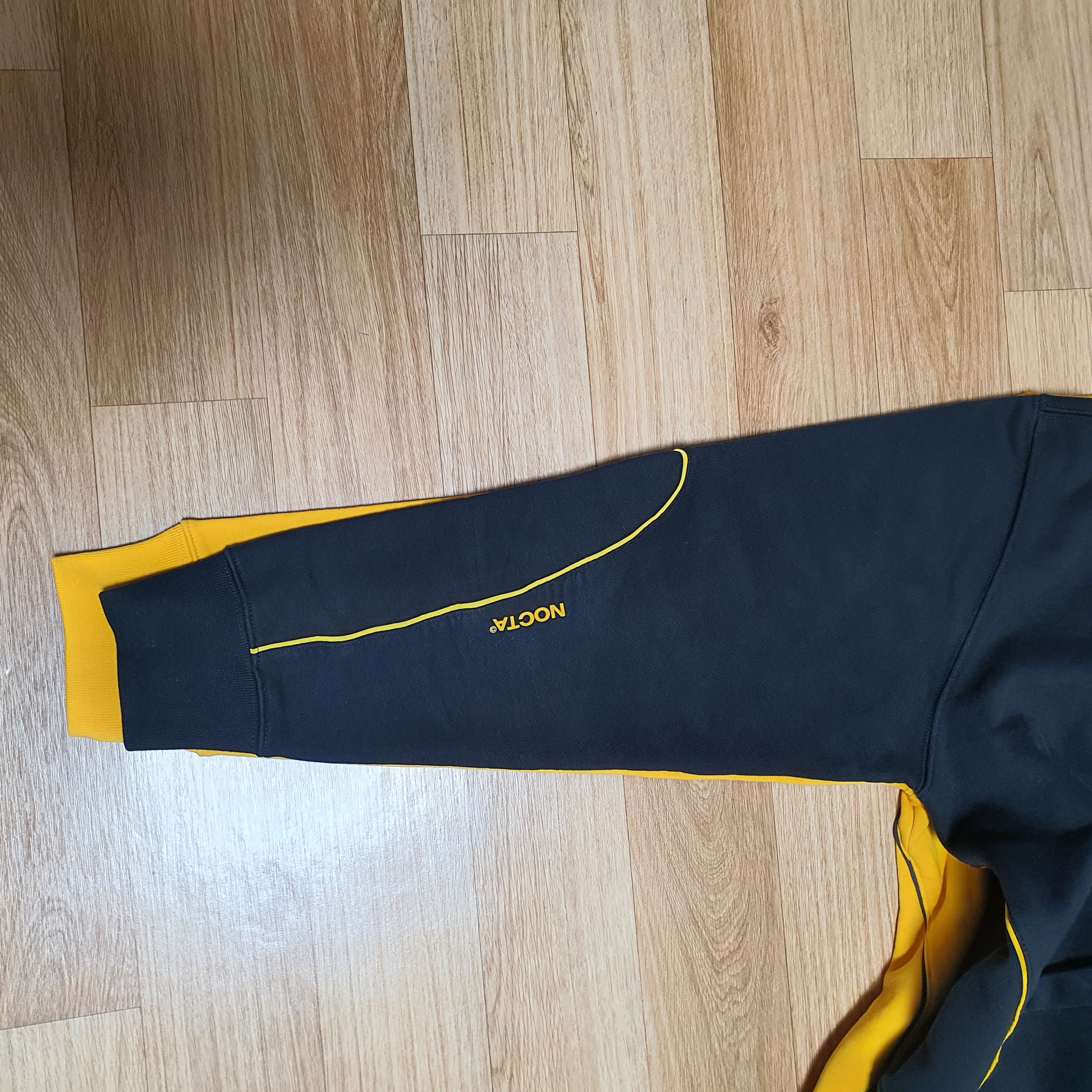 Nike x Drake Nocta Essential Hoodie Black - Asia, Nike x Drake Nocta Essential Hoodie University Gold - US/EU 착용 스타일 - 4