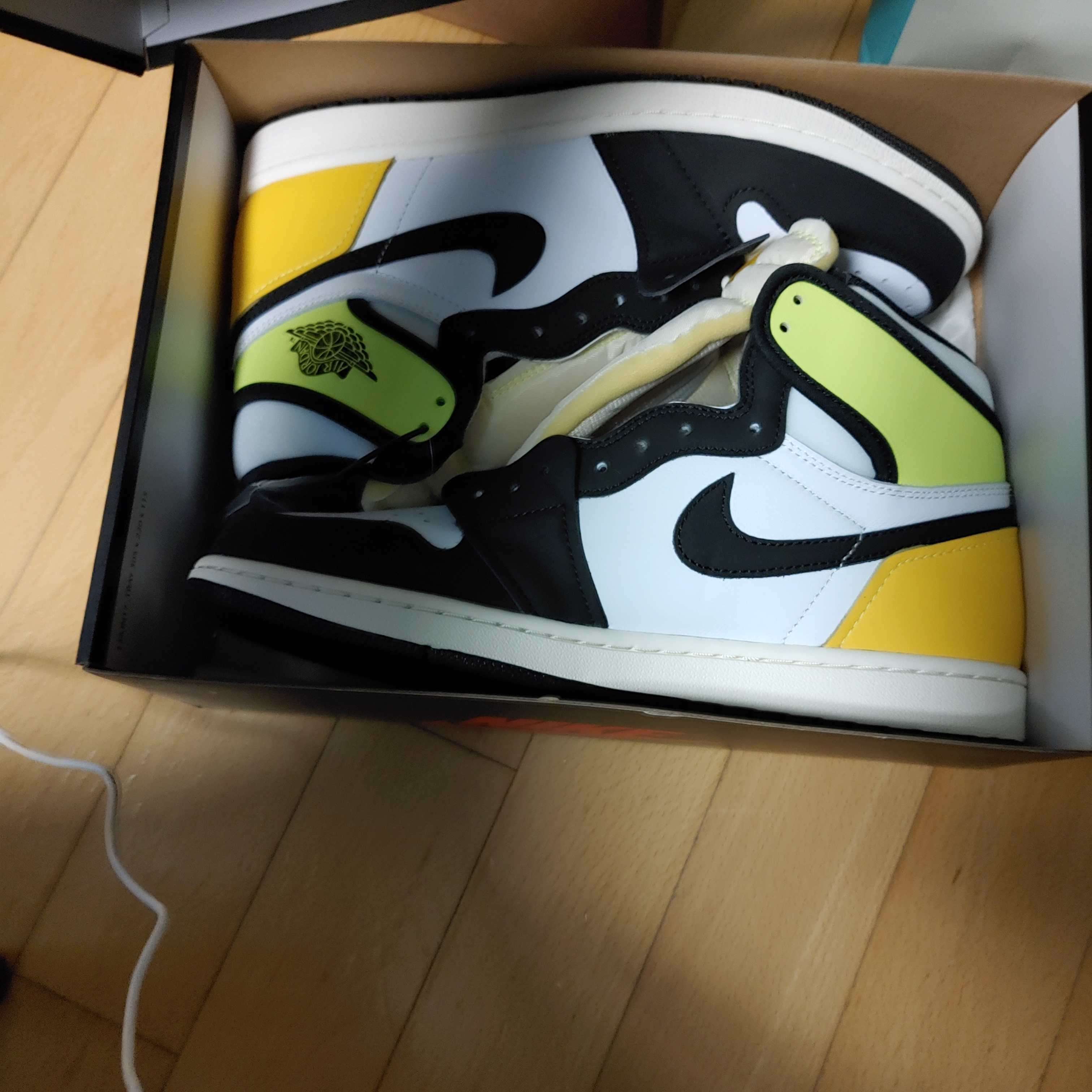 Jordan 1 Retro High OG Volt Gold 착용 스타일