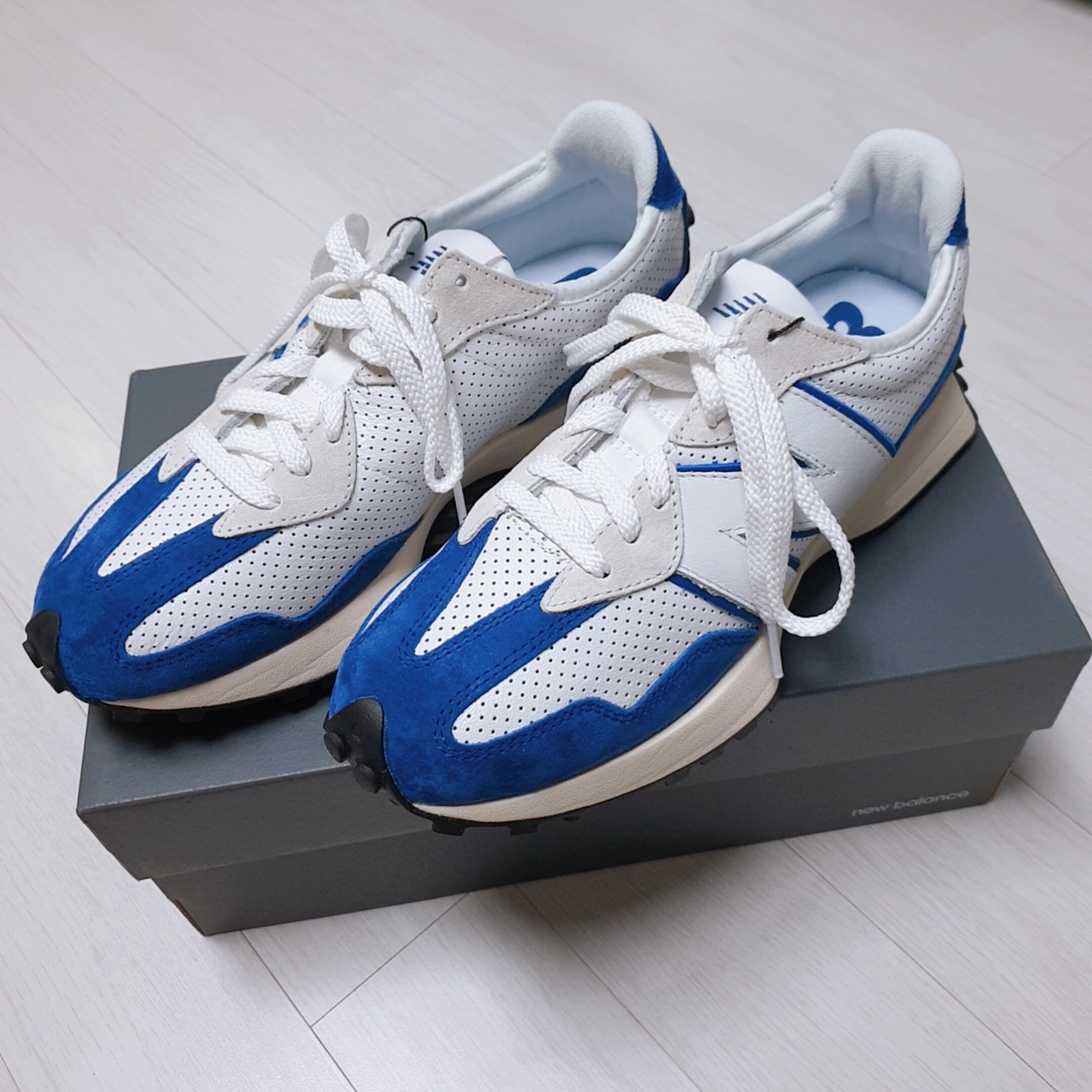 New Balance 327 Primary Pack Blue 착용 스타일